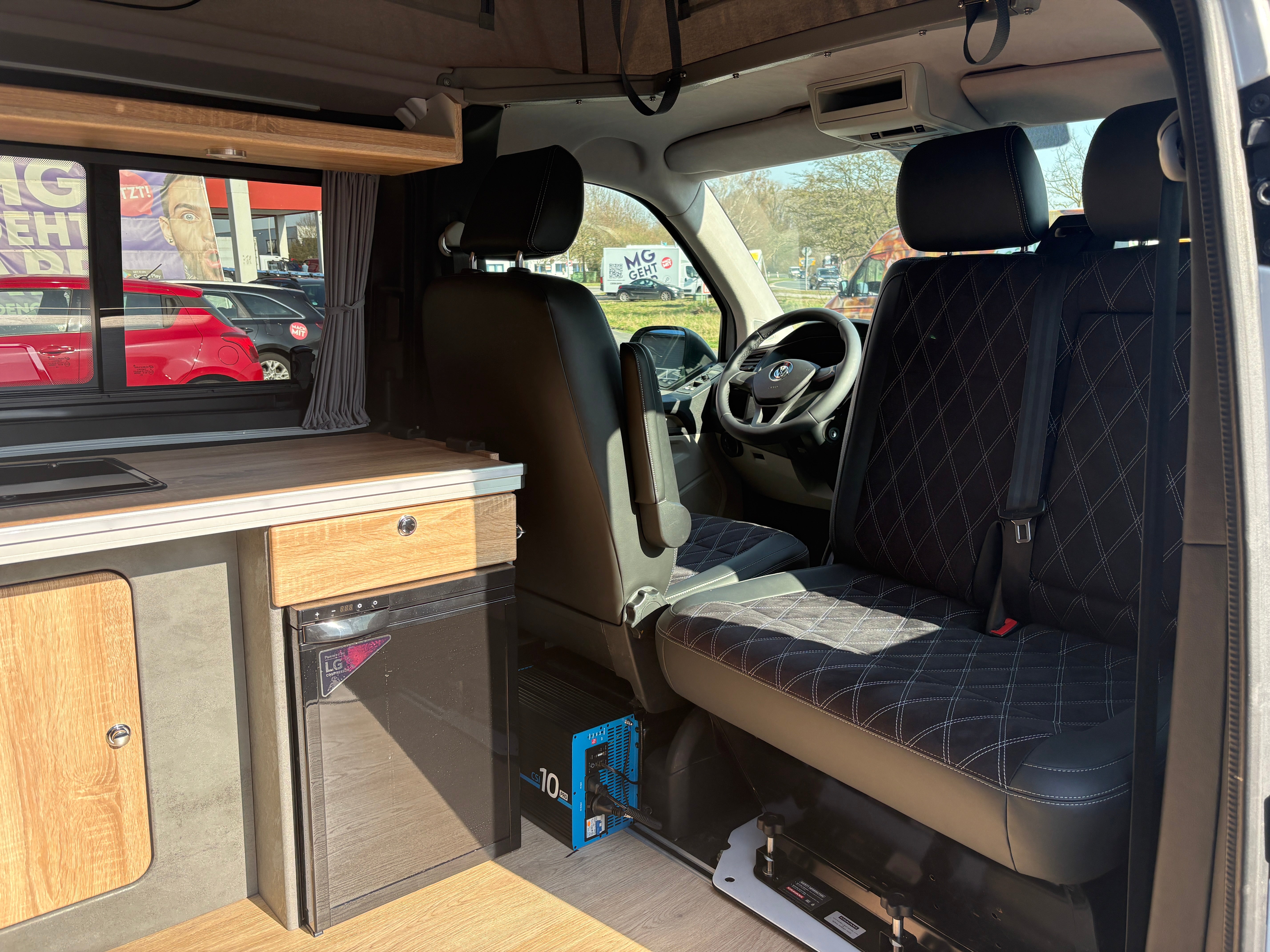 Volkswagen T6 Camper mit Schlafdach 2.0 TDI, 140 PS, DSG | VW Bulli Wohmobil Campervan fertiggestellt – sofort verfügbar | KM-Stand: 193.000 km, EZ: 11.2015, Weiß