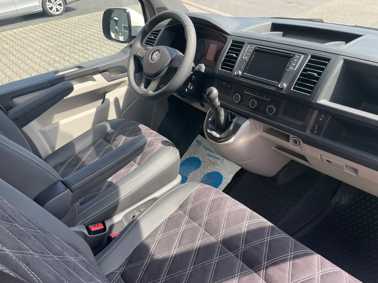 T6 Camper mit Toilette 2.0 TDI 102PS unfallfrei | Wohnmobil mit Hubdach Schlafdach, PDC, Navi, Rückfahrkamera | Campervan Umbau 5 Sitzer