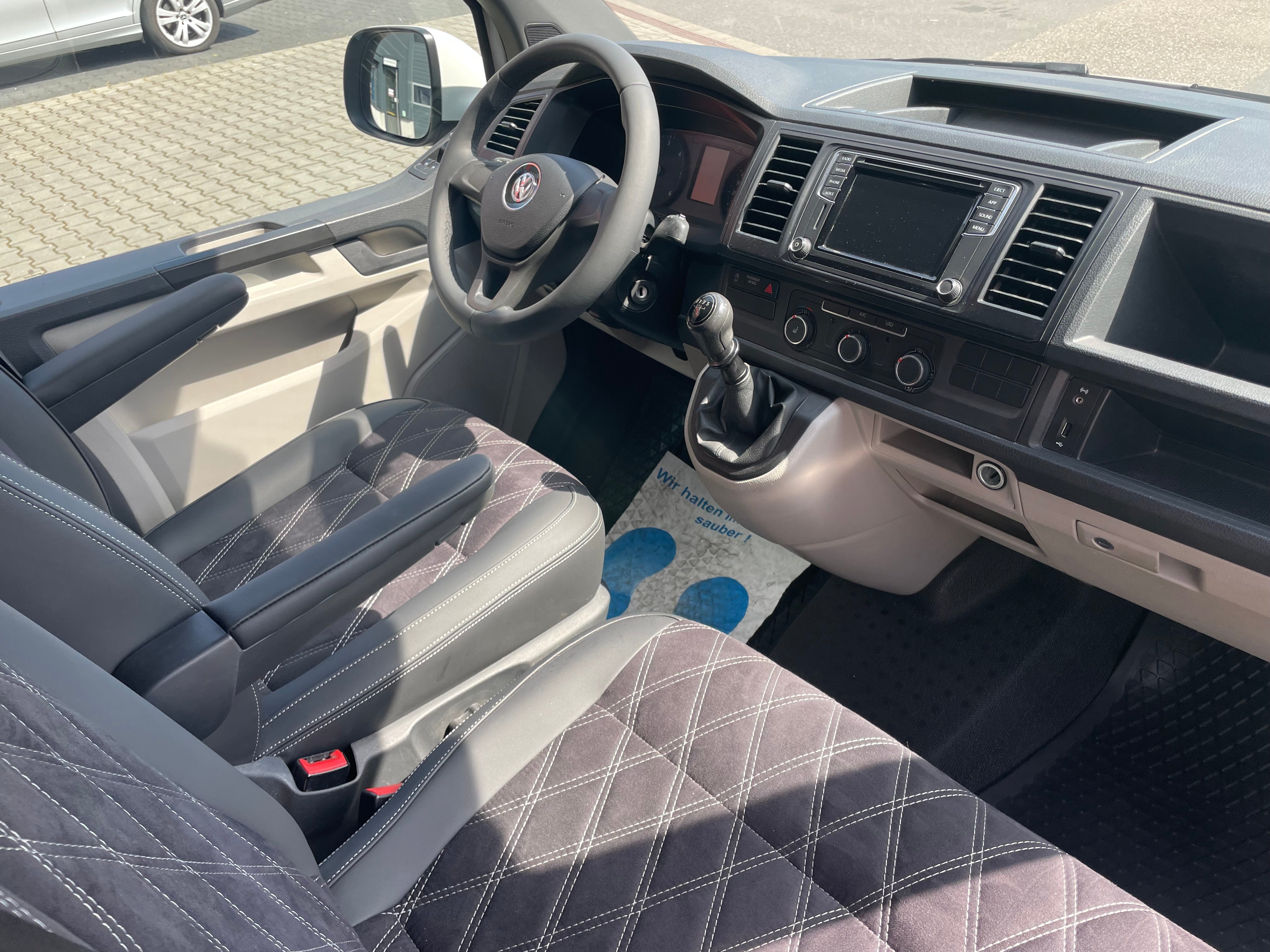 Volkswagen T6 Camper mit Toilette 2.0 TDI 102PS unfallfrei | Wohnmobil mit Hubdach Schlafdach, PDC, Navi, Rückfahrkamera | Campervan Umbau 5 Sitzer