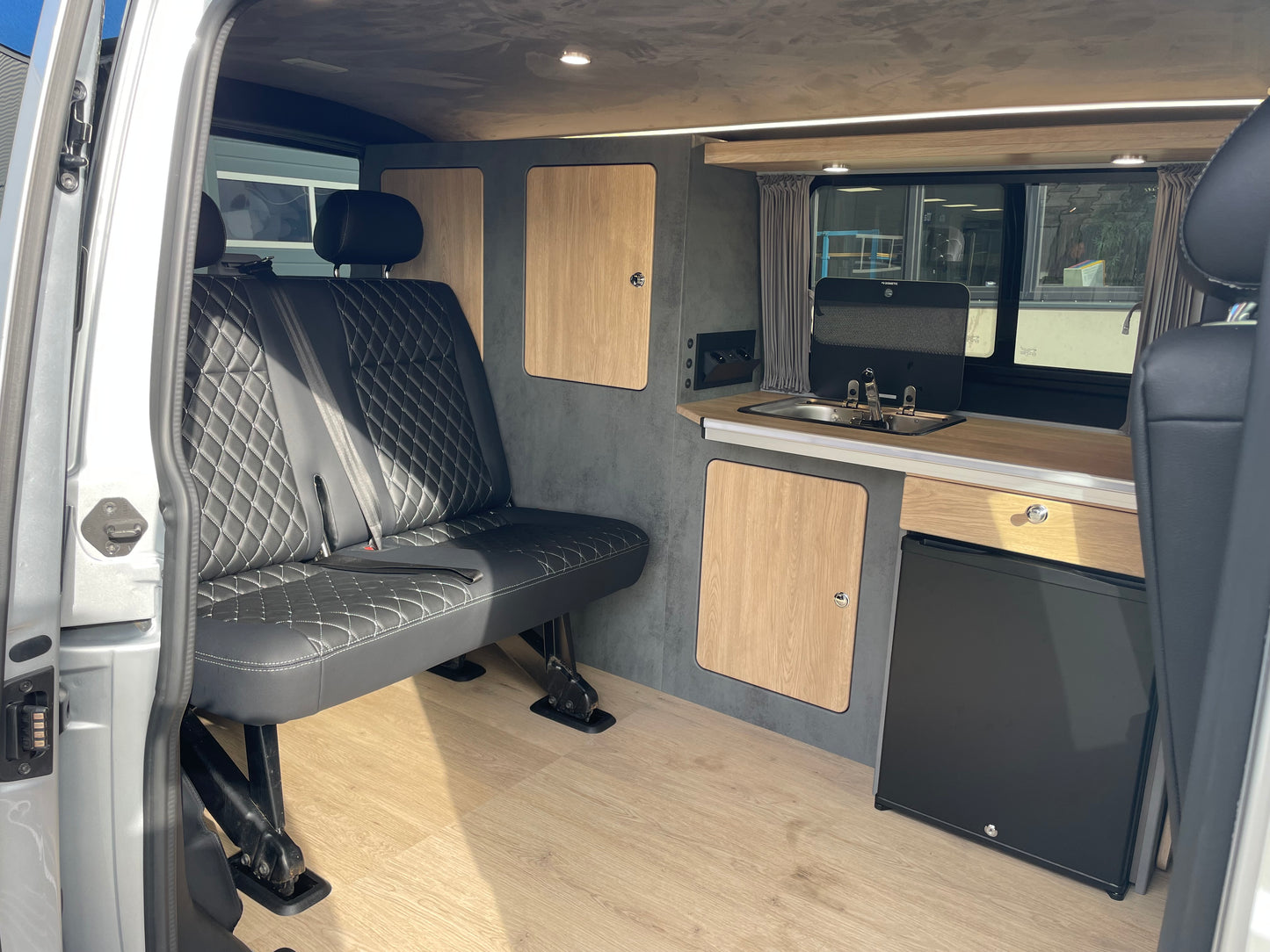 Volkswagen T6.1 Camper 2.0 TDI 110PS unfallfrei | nur 55.000km | Wohnmobil mit Navi, PDC, Rückfahrkamera | Campervan Umbau 5 Sitzer Leder