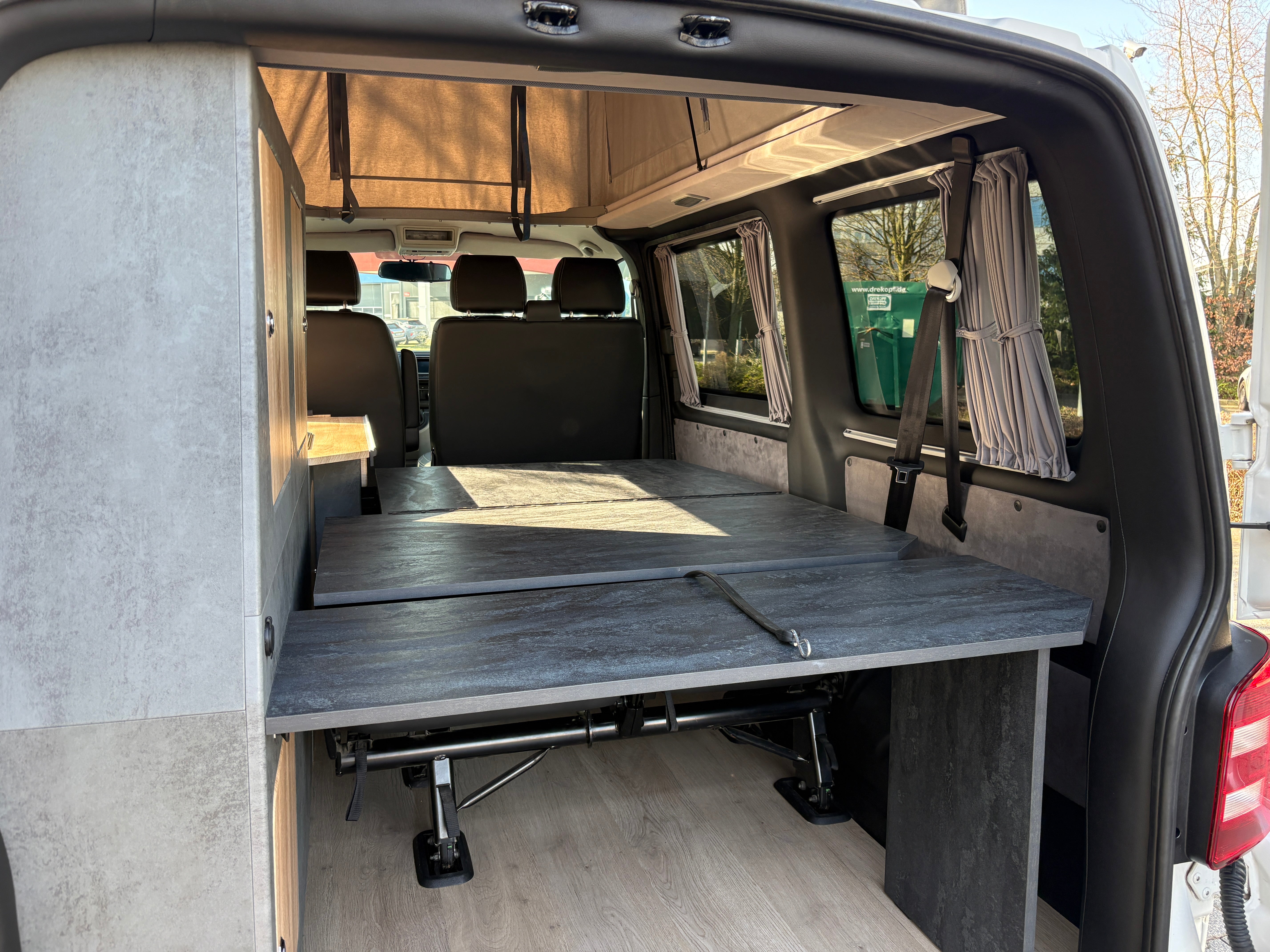 Volkswagen T6 Camper mit Schlafdach 2.0 TDI, 140 PS, DSG | VW Bulli Wohmobil Campervan fertiggestellt – sofort verfügbar | KM-Stand: 193.000 km, EZ: 11.2015, Weiß