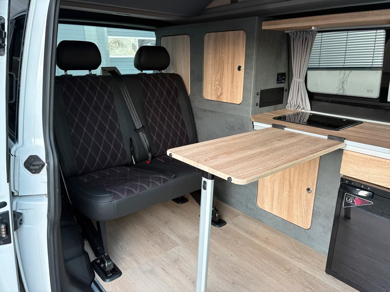 Volkswagen T6.1 Camper mit Schlafdach 2.0 TDI, 110 PS | VW Bulli Wohmobil Campervan fertiggestellt – sofort verfügbar | KM-Stand: 151.000 km, EZ: 04.2021, Weiß