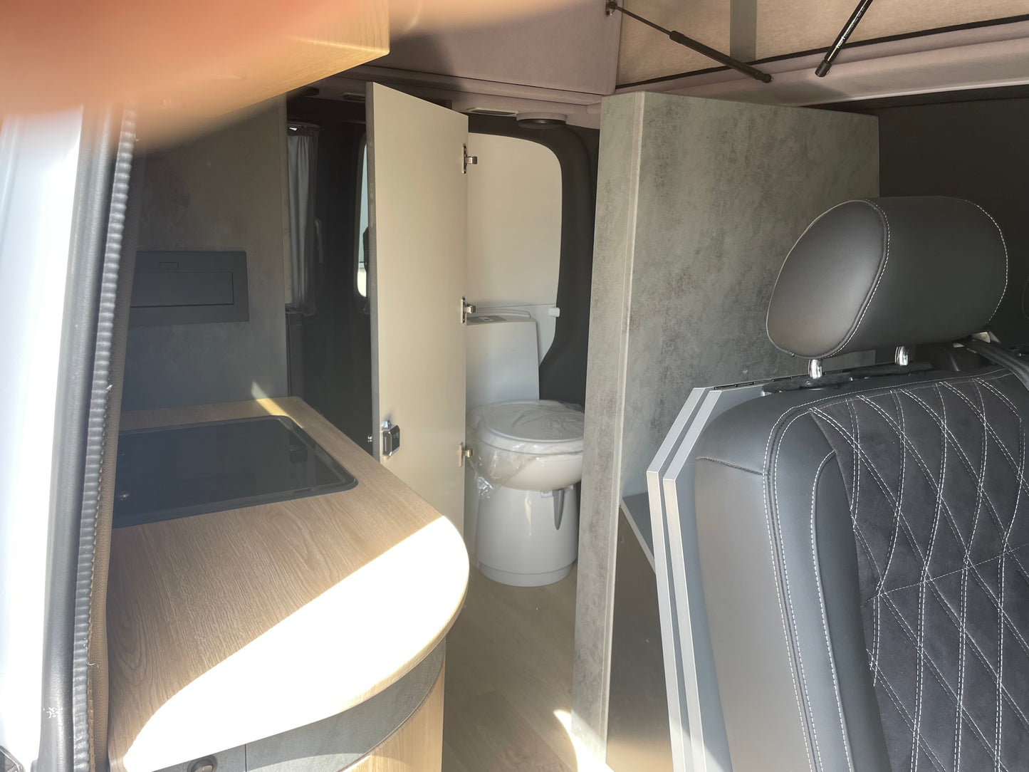 T6 Camper mit Toilette 2.0 TDI 102PS unfallfrei | Wohnmobil mit Hubdach Schlafdach, PDC, Navi, Rückfahrkamera | Campervan Umbau 5 Sitzer