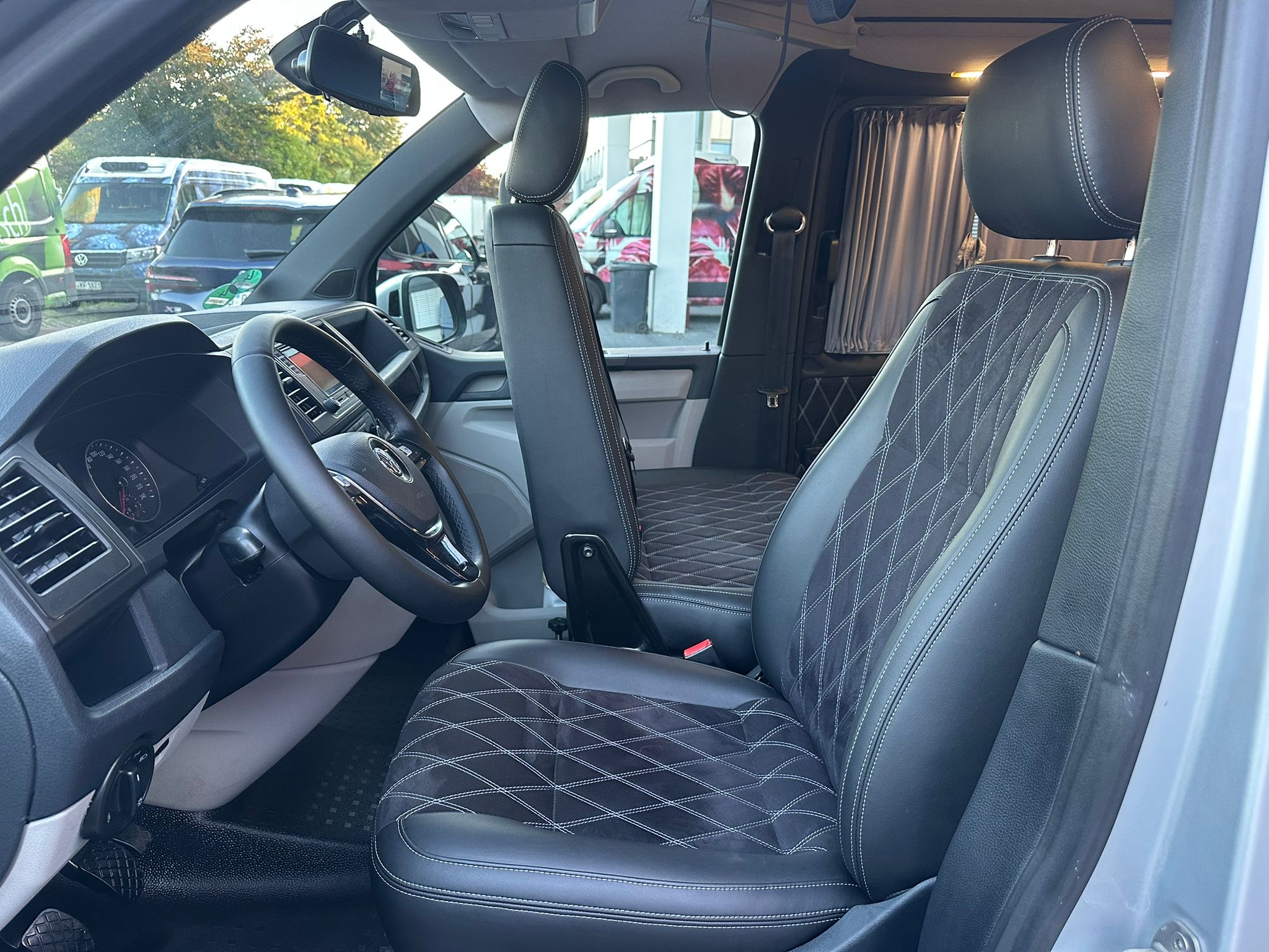 Volkswagen T6 Camper 2.0 TDI 102PS unfallfrei | Wohnmobil mit Hubdach Schlafdach, PDC, Navi, Rückfahrkamera | Campervan Umbau 5 Sitzer | VW