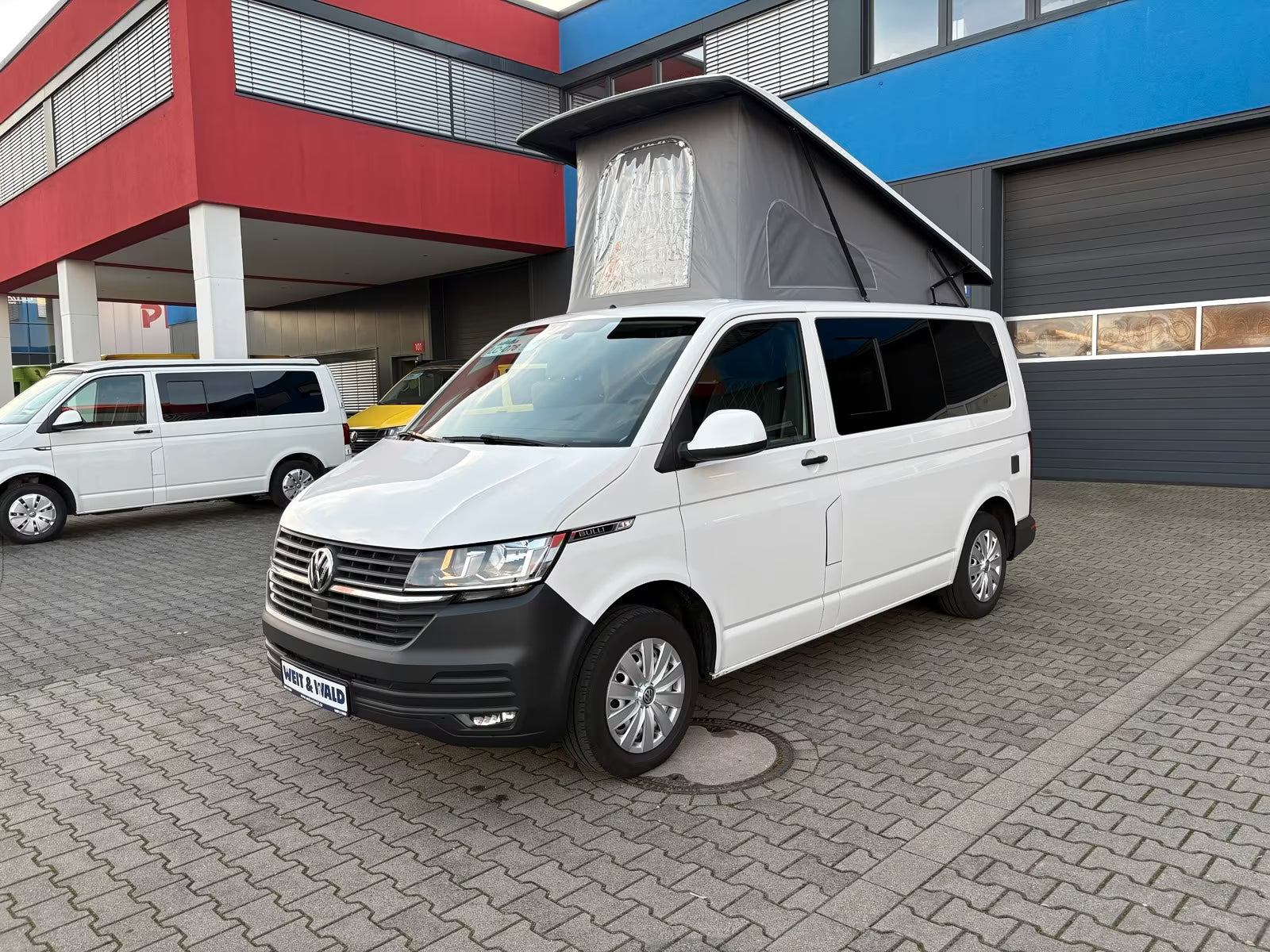 Volkswagen T6.1 Camper mit Schlafdach 2.0 TDI, 110 PS | VW Bulli Wohmobil Campervan fertiggestellt – sofort verfügbar | KM-Stand: 151.000 km, EZ: 04.2021, Weiß