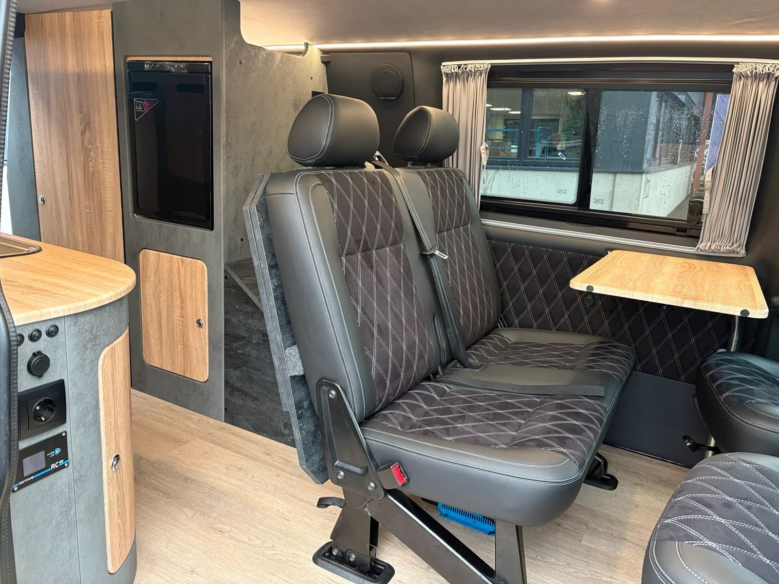 Volkswagen T6 Camper mit WC 2.0 TDI, 150 PS, DSG | VW Bulli Wohmobil Campervan | KM-Stand: 120.000 km, EZ: 04.2017, Grau