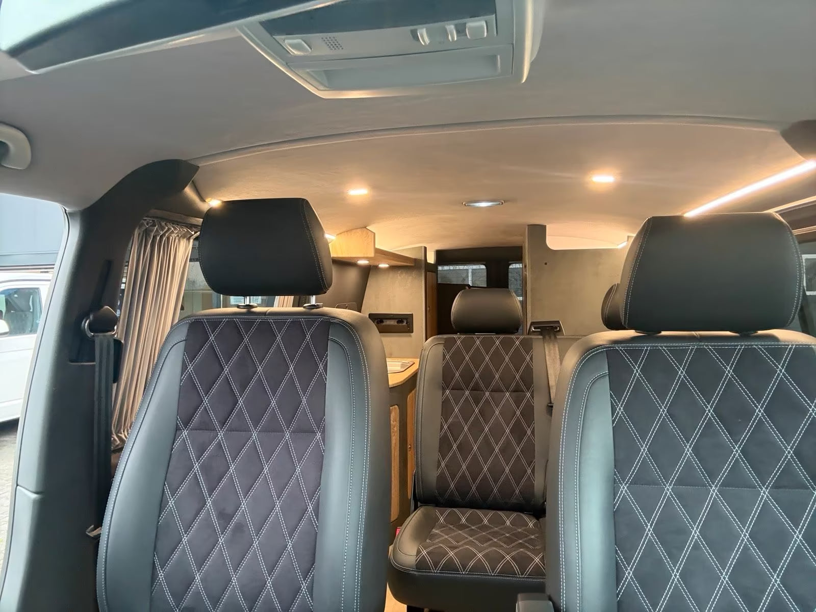 Volkswagen T6 Camper mit WC 2.0 TDI, 150 PS, DSG | VW Bulli Wohmobil Campervan | KM-Stand: 120.000 km, EZ: 04.2017, Grau