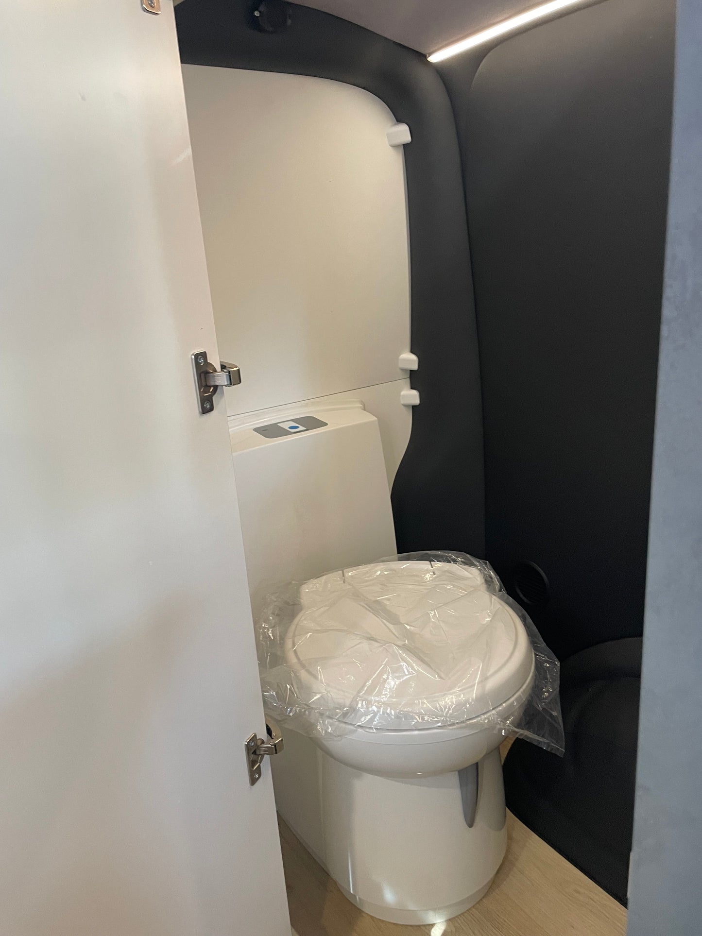 Volkswagen T6 Camper mit Toilette 2.0 TDI 150PS unfallfrei | Wohnmobil, PDC, Navi, Rückfahrkamera | Campervan Umbau 4 Sitzer
