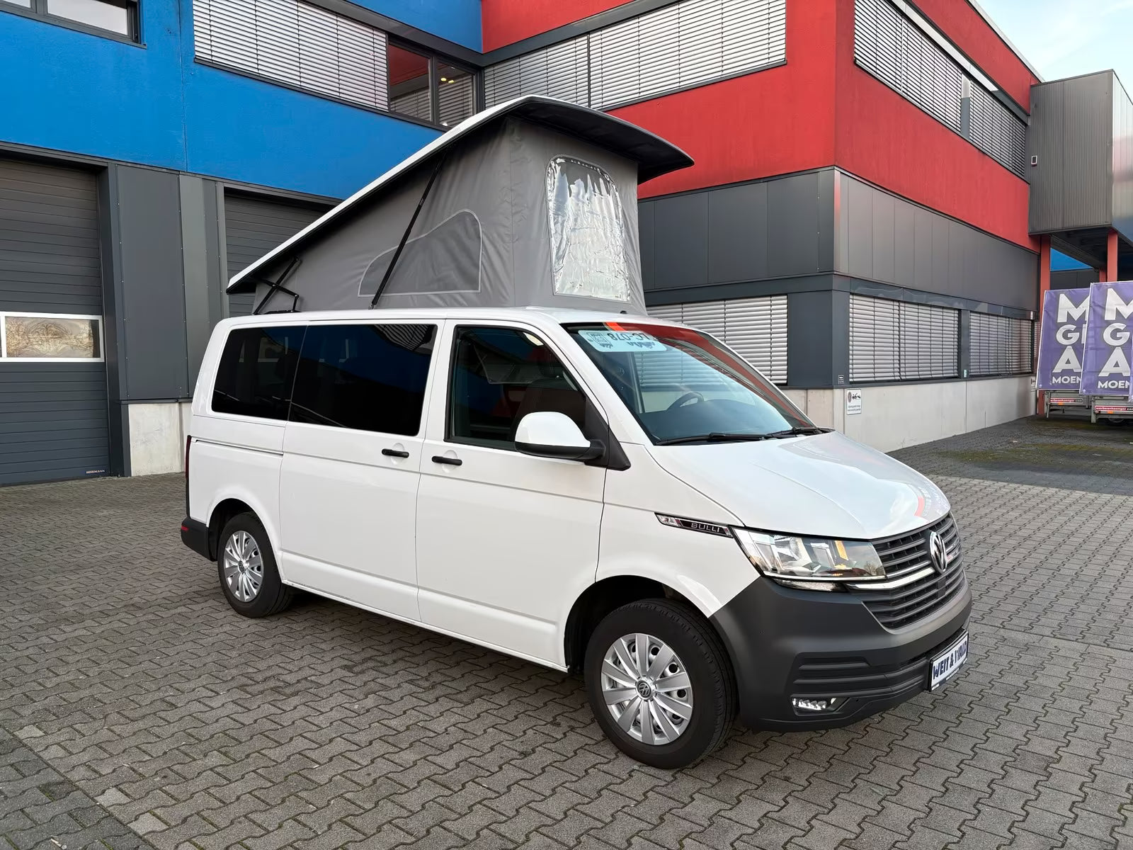 Volkswagen T6.1 Camper mit Schlafdach 2.0 TDI, 110 PS | VW Bulli Wohmobil Campervan fertiggestellt – sofort verfügbar | KM-Stand: 151.000 km, EZ: 04.2021, Weiß
