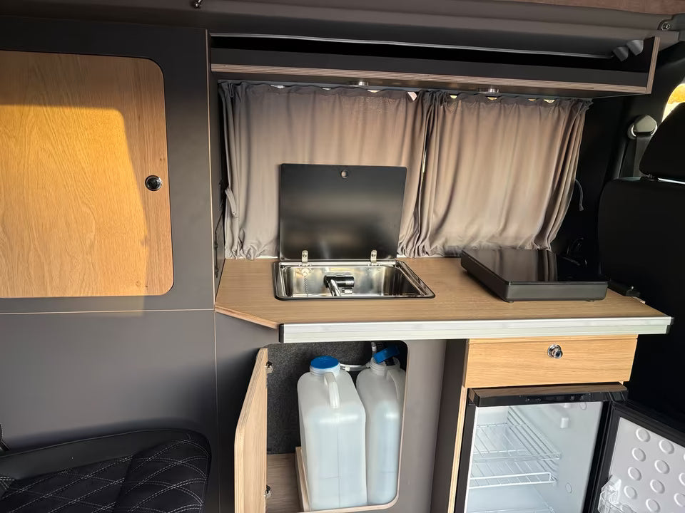 Volkswagen T6 Camper 2.0 TDI 114PS unfallfrei | Wohnmobil mit Hubdach Schlafdach, PDC, Anhängerkupplung, Rückfahrkamera | Campervan Umbau 5 Sitzer VW