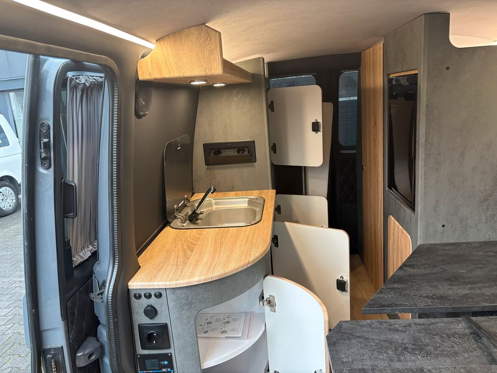 Volkswagen T6 Camper mit WC 2.0 TDI, 150 PS, DSG | VW Bulli Wohmobil Campervan | KM-Stand: 120.000 km, EZ: 04.2017, Grau