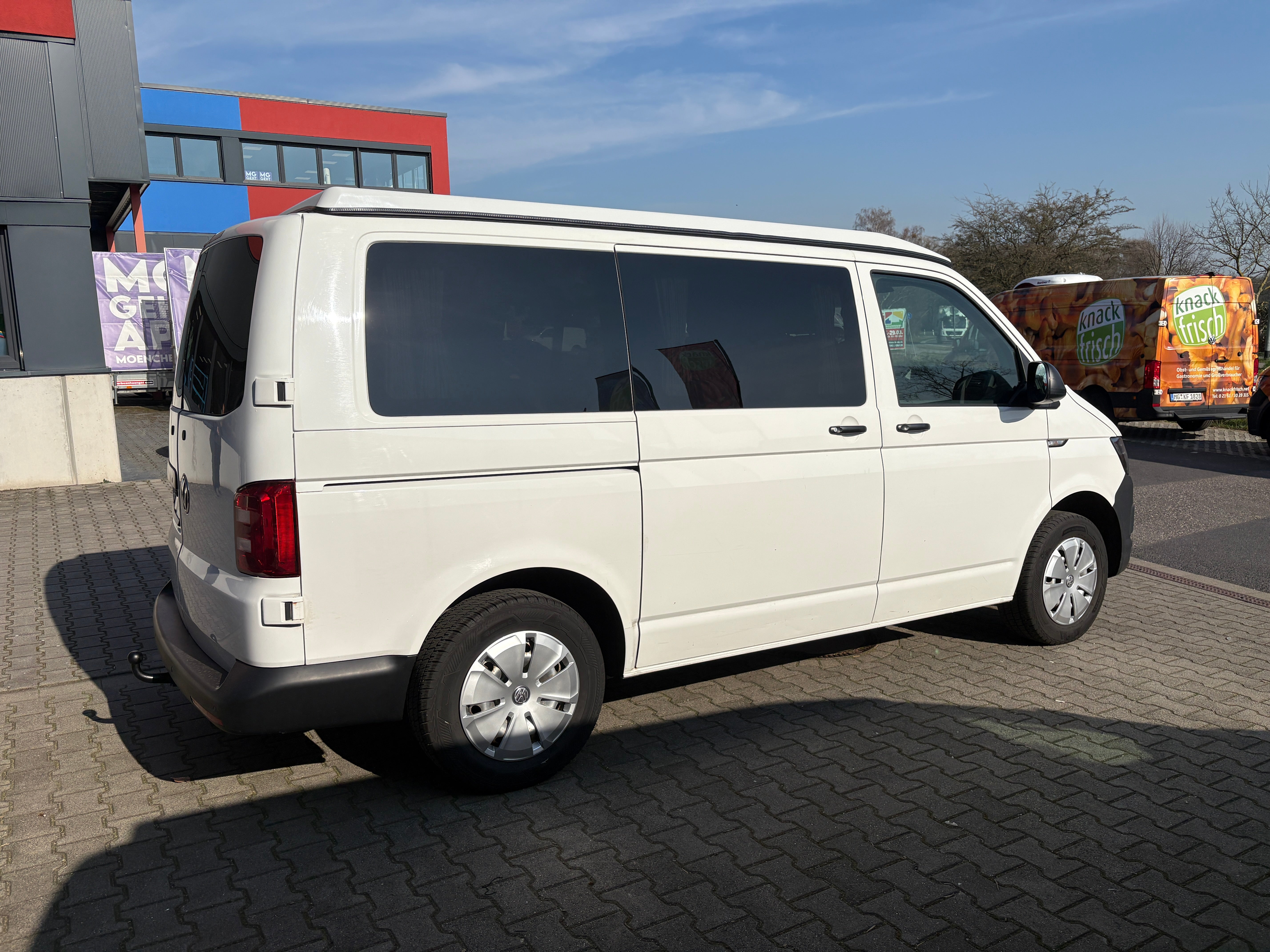 Volkswagen T6 Camper mit Schlafdach 2.0 TDI, 140 PS, DSG | VW Bulli Wohmobil Campervan fertiggestellt – sofort verfügbar | KM-Stand: 193.000 km, EZ: 11.2015, Weiß