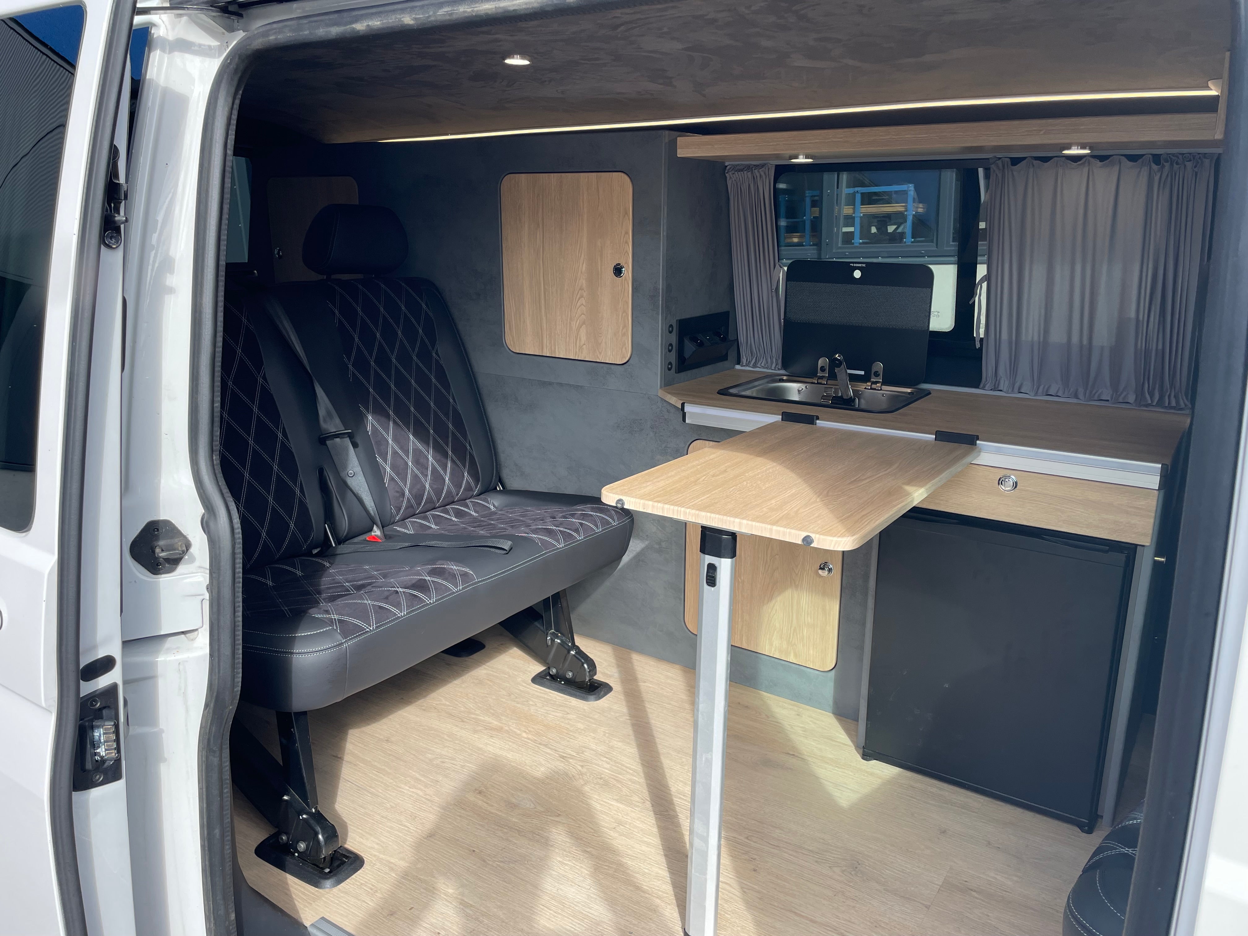 Volkswagen T6.1 Lang Camper 2.0 TDI 150PS Automatik DSG unfallfrei | Wohnmobil mit Standheizung, PDC, Navi | nur 100.000km | Campervan Umbau 5 Sitzer