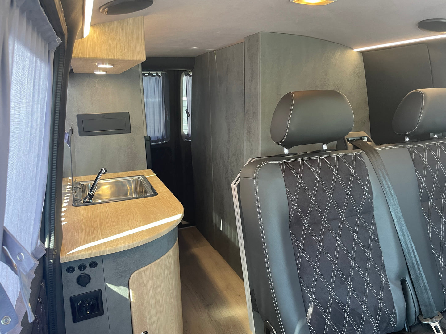 Volkswagen T6 Camper mit Toilette 2.0 TDI 150PS unfallfrei | Wohnmobil, PDC, Navi, Rückfahrkamera | Campervan Umbau 4 Sitzer