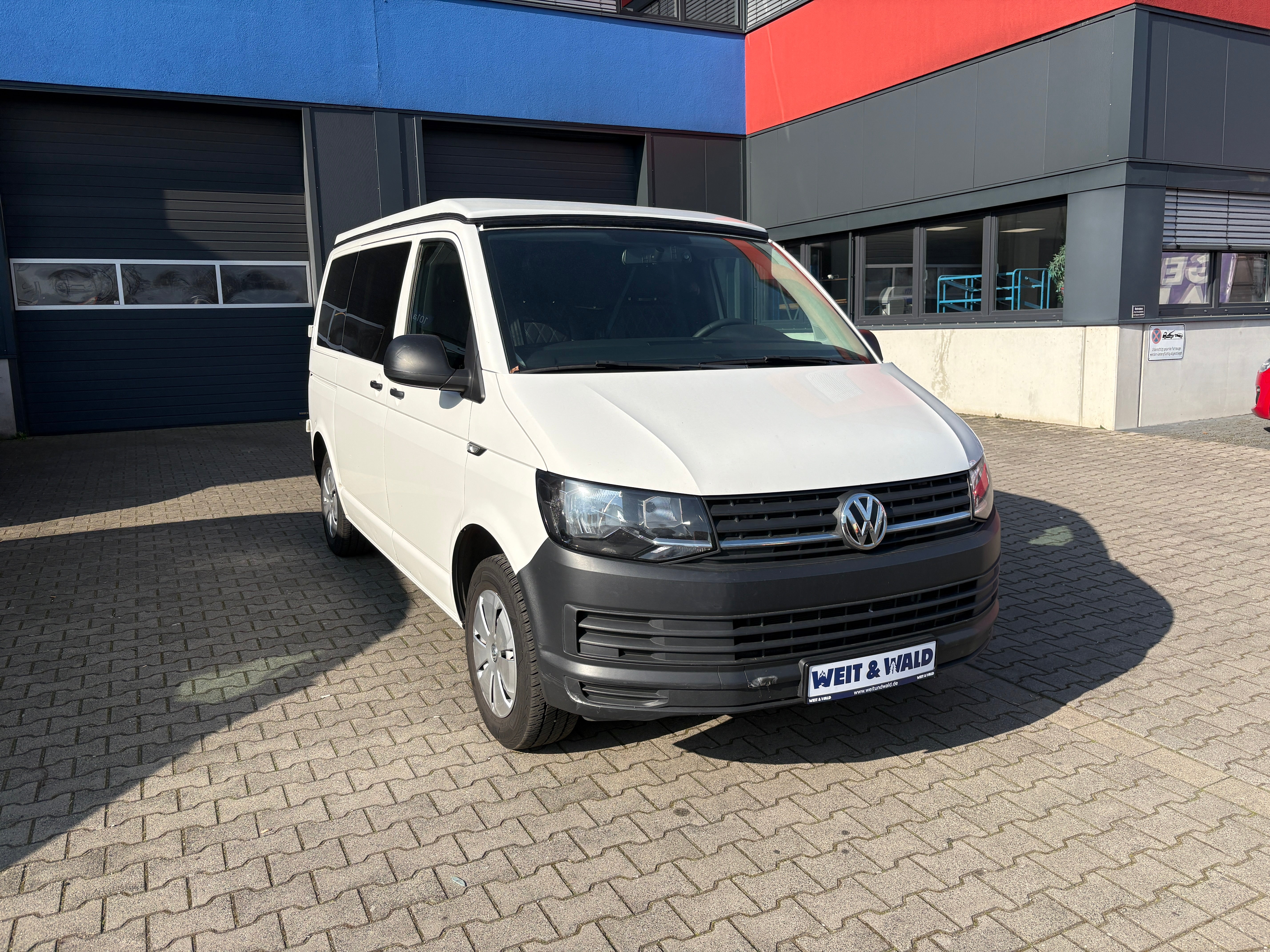 Volkswagen T6 Camper mit Schlafdach 2.0 TDI, 140 PS, DSG | VW Bulli Wohmobil Campervan fertiggestellt – sofort verfügbar | KM-Stand: 193.000 km, EZ: 11.2015, Weiß