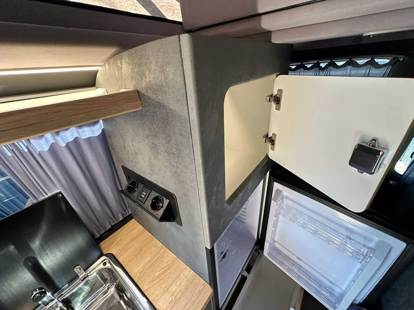 T6 Camper mit Toilette 2.0 TDI DSG Automatik 150PS unfallfrei | Wohnmobil mit Hubdach Schlafdach, PDC, Navi, Rückfahrkamera | Campervan Umbau 5 Sitzer