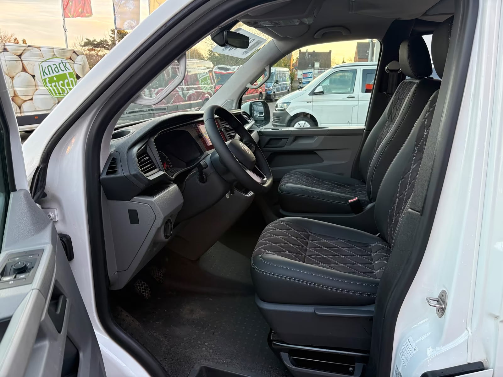 Volkswagen T6.1 Camper mit Schlafdach 2.0 TDI, 110 PS | VW Bulli Wohmobil Campervan fertiggestellt – sofort verfügbar | KM-Stand: 151.000 km, EZ: 04.2021, Weiß