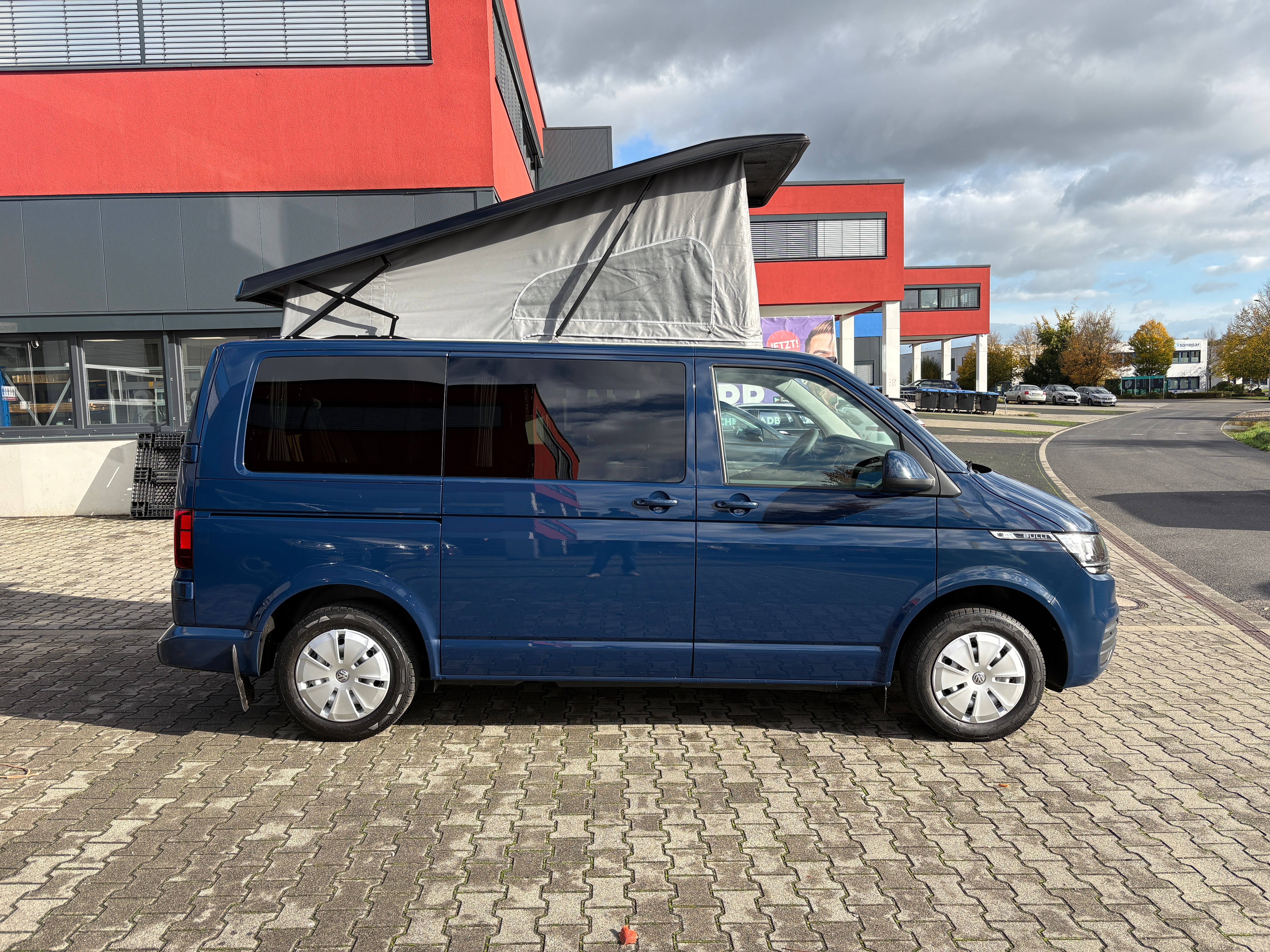 Volkswagen T6.1 Camper 2.0 TDI 110PS unfallfrei | Wohnmobil mit Hubdach Schlafdach, PDC, Navi, Rückfahrkamera | Campervan Umbau 5 Sitzer