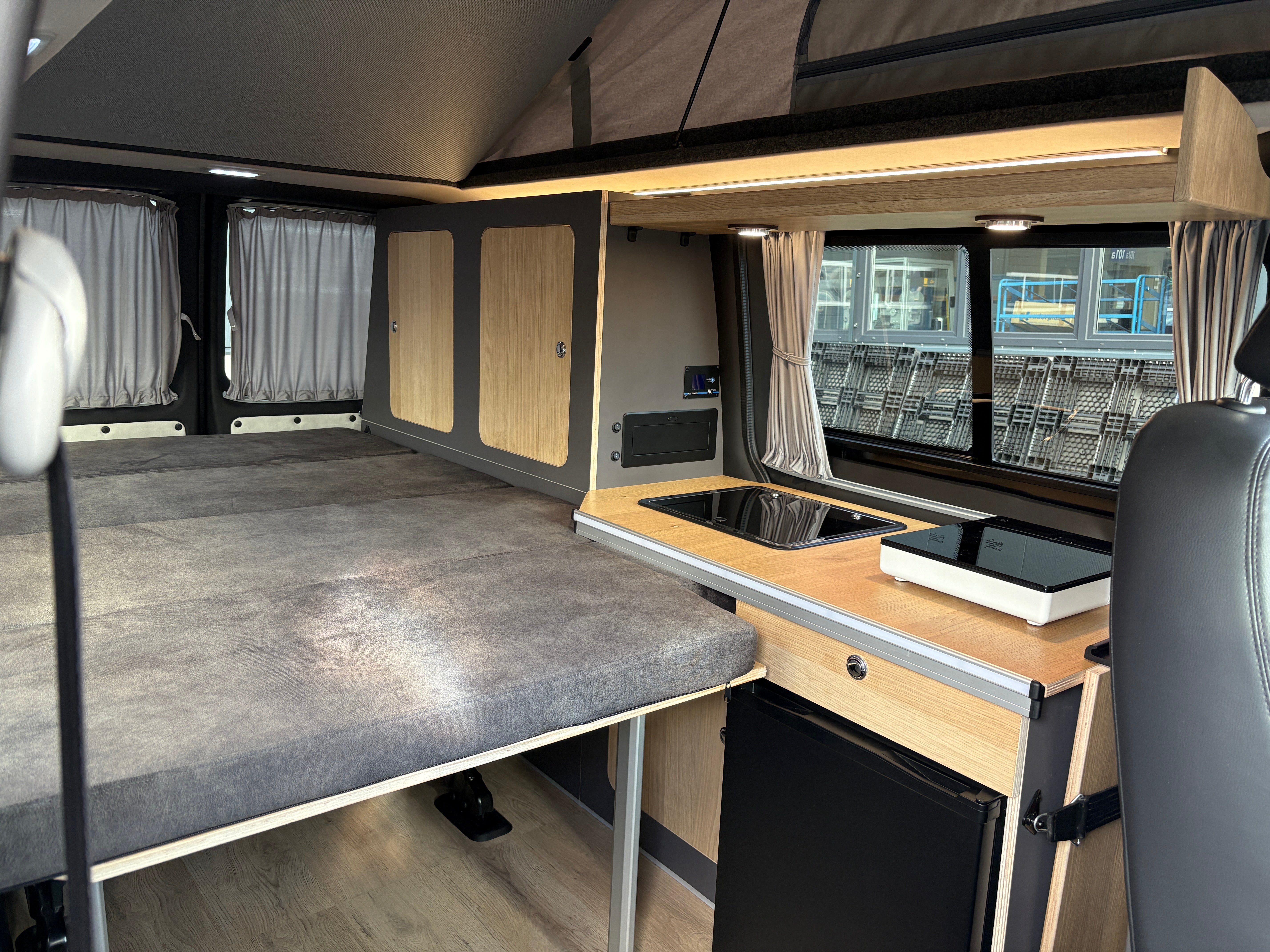 Volkswagen T6.1 Camper 2.0 TDI 110PS unfallfrei | Wohnmobil mit Hubdach Schlafdach, PDC, Navi, Rückfahrkamera | Campervan Umbau 5 Sitzer