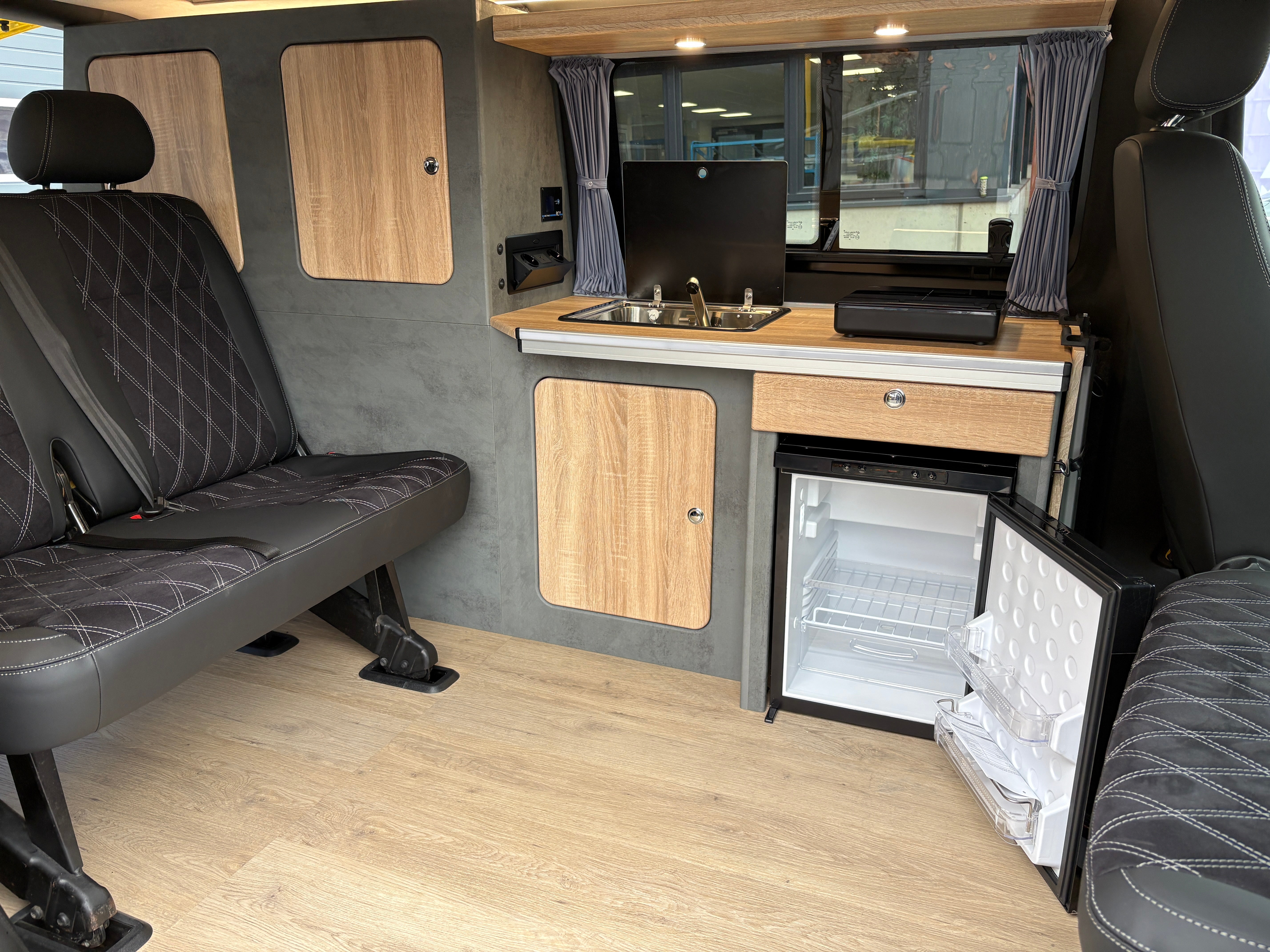 Volkswagen T6.1 Camper 2.0 TDI 110PS unfallfrei | Wohnmobil mit Hubdach Schlafdach, PDC, Anhängerkupplung, Rückfahrkamera | Campervan Umbau 5 Sitzer VW