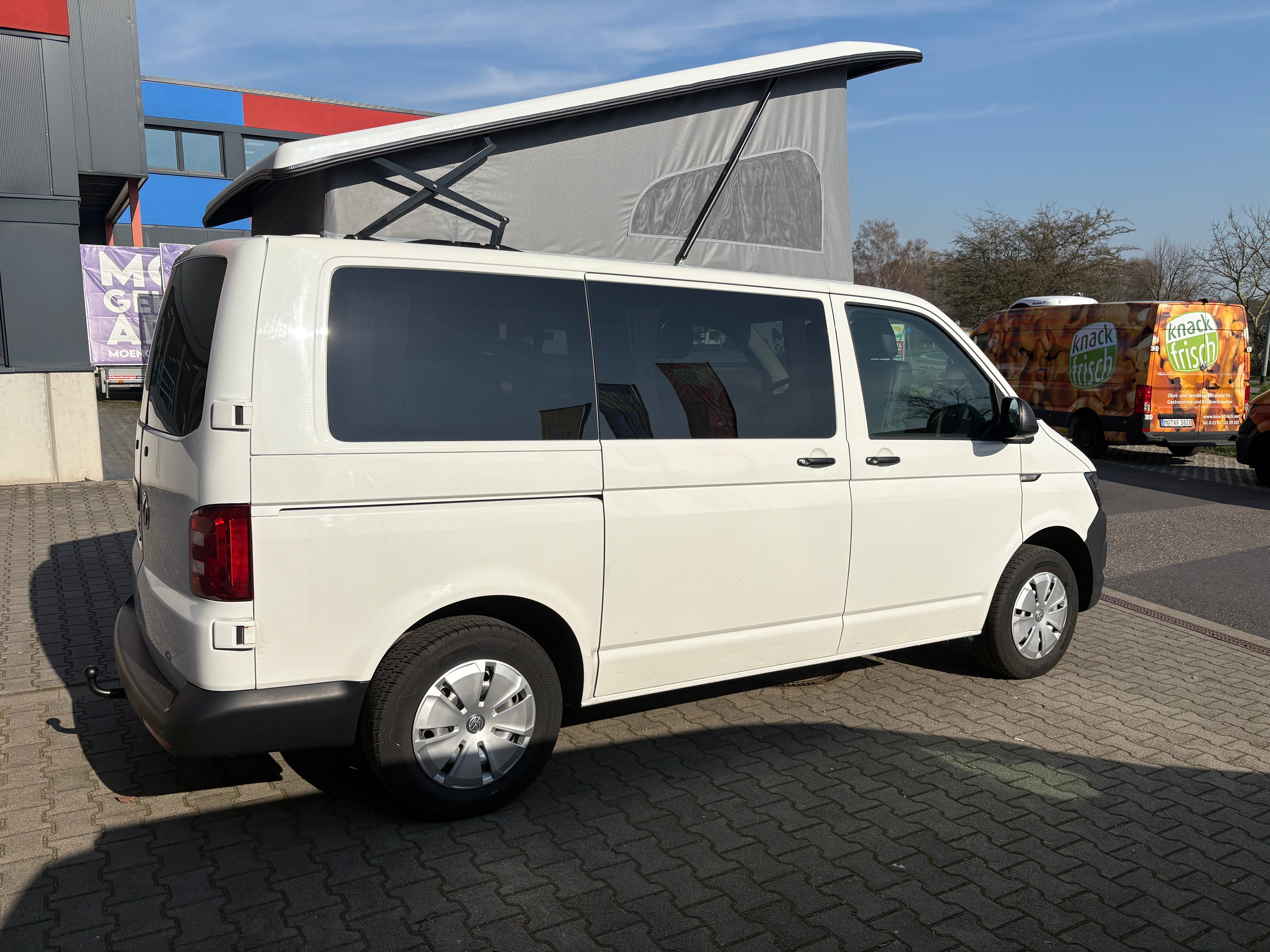 Volkswagen T6 Camper mit Schlafdach 2.0 TDI, 140 PS, DSG | VW Bulli Wohmobil Campervan fertiggestellt – sofort verfügbar | KM-Stand: 193.000 km, EZ: 11.2015, Weiß