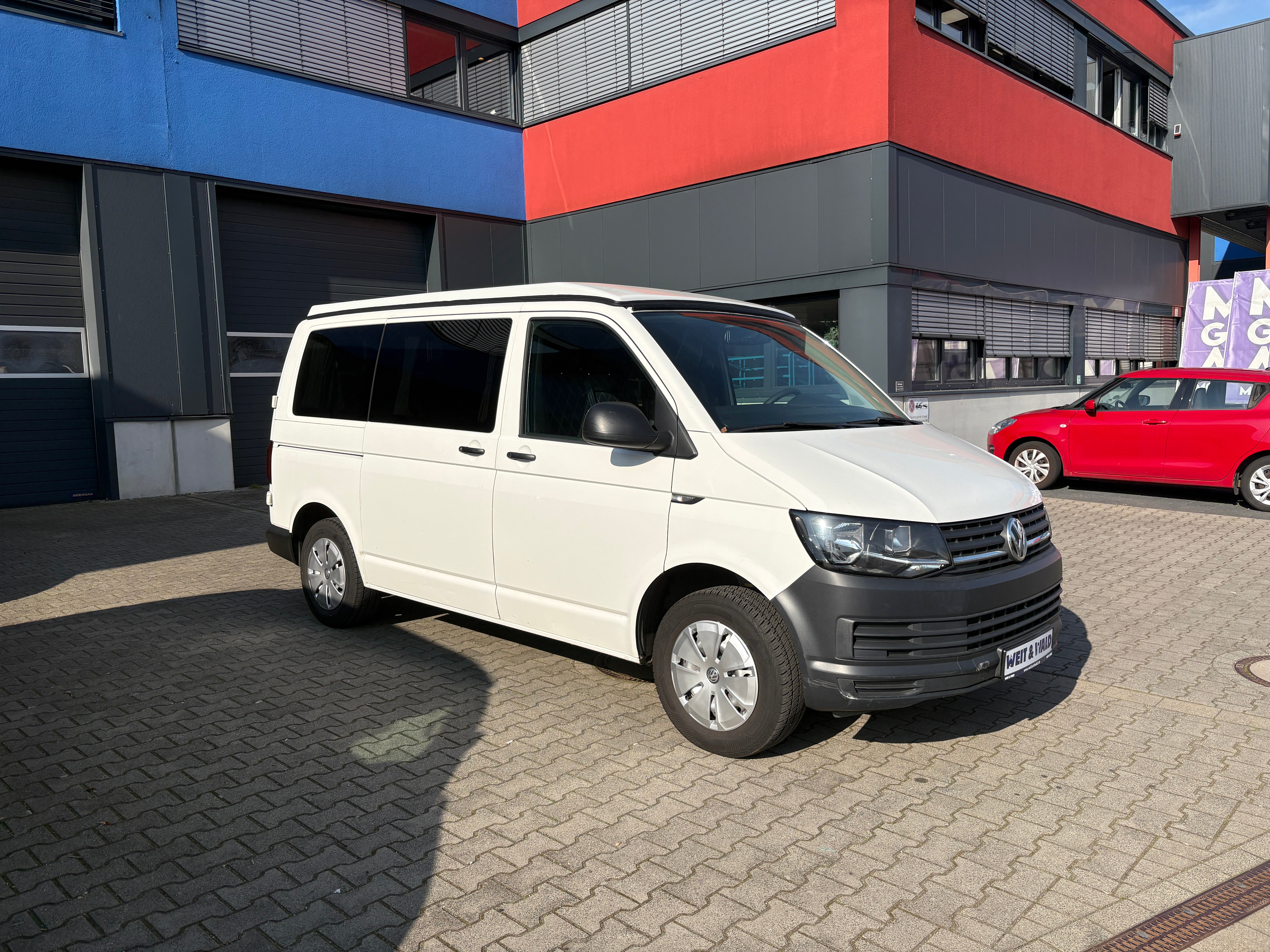 Volkswagen T6 Camper mit Schlafdach 2.0 TDI, 140 PS, DSG | VW Bulli Wohmobil Campervan fertiggestellt – sofort verfügbar | KM-Stand: 193.000 km, EZ: 11.2015, Weiß