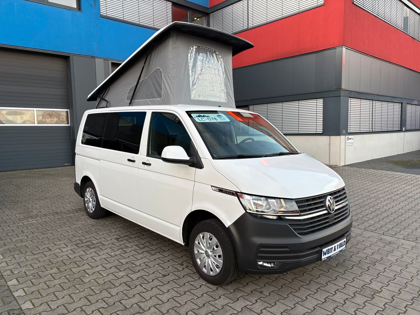 Volkswagen T6.1 Camper mit Schlafdach 2.0 TDI, 110 PS | VW Bulli Wohmobil Campervan fertiggestellt – sofort verfügbar | KM-Stand: 151.000 km, EZ: 04.2021, Weiß