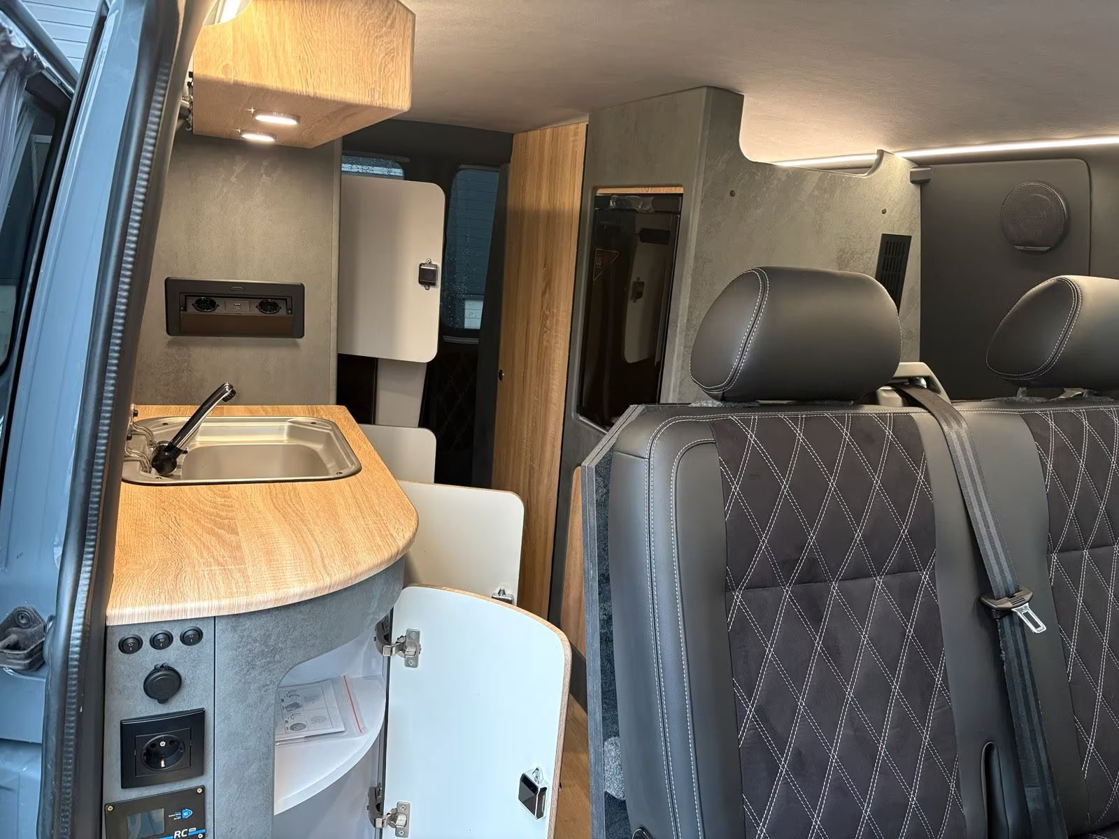 Volkswagen T6 Camper mit WC 2.0 TDI, 150 PS, DSG | VW Bulli Wohmobil Campervan | KM-Stand: 120.000 km, EZ: 04.2017, Grau