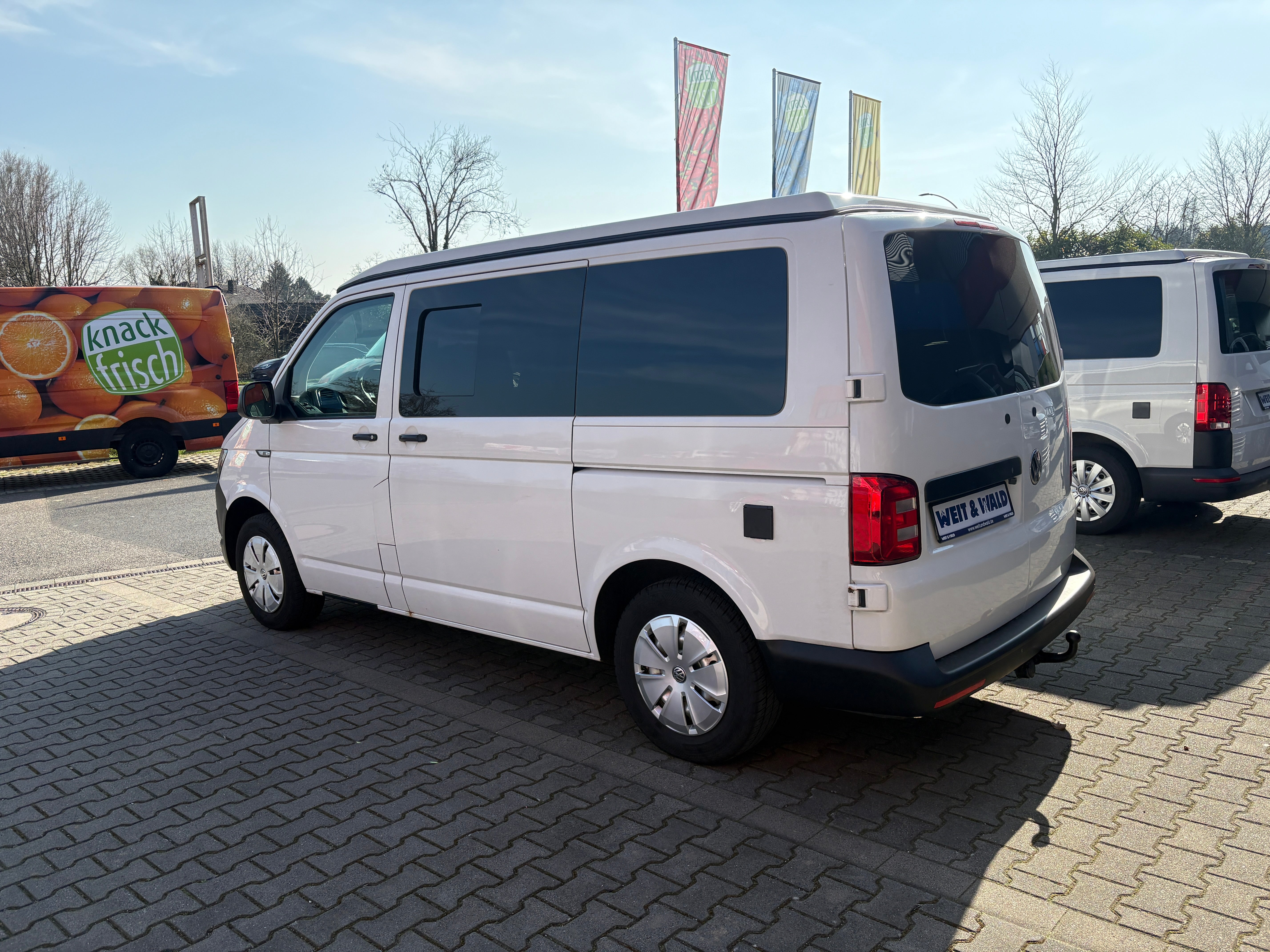 Volkswagen T6 Camper mit Schlafdach 2.0 TDI, 140 PS, DSG | VW Bulli Wohmobil Campervan fertiggestellt – sofort verfügbar | KM-Stand: 193.000 km, EZ: 11.2015, Weiß