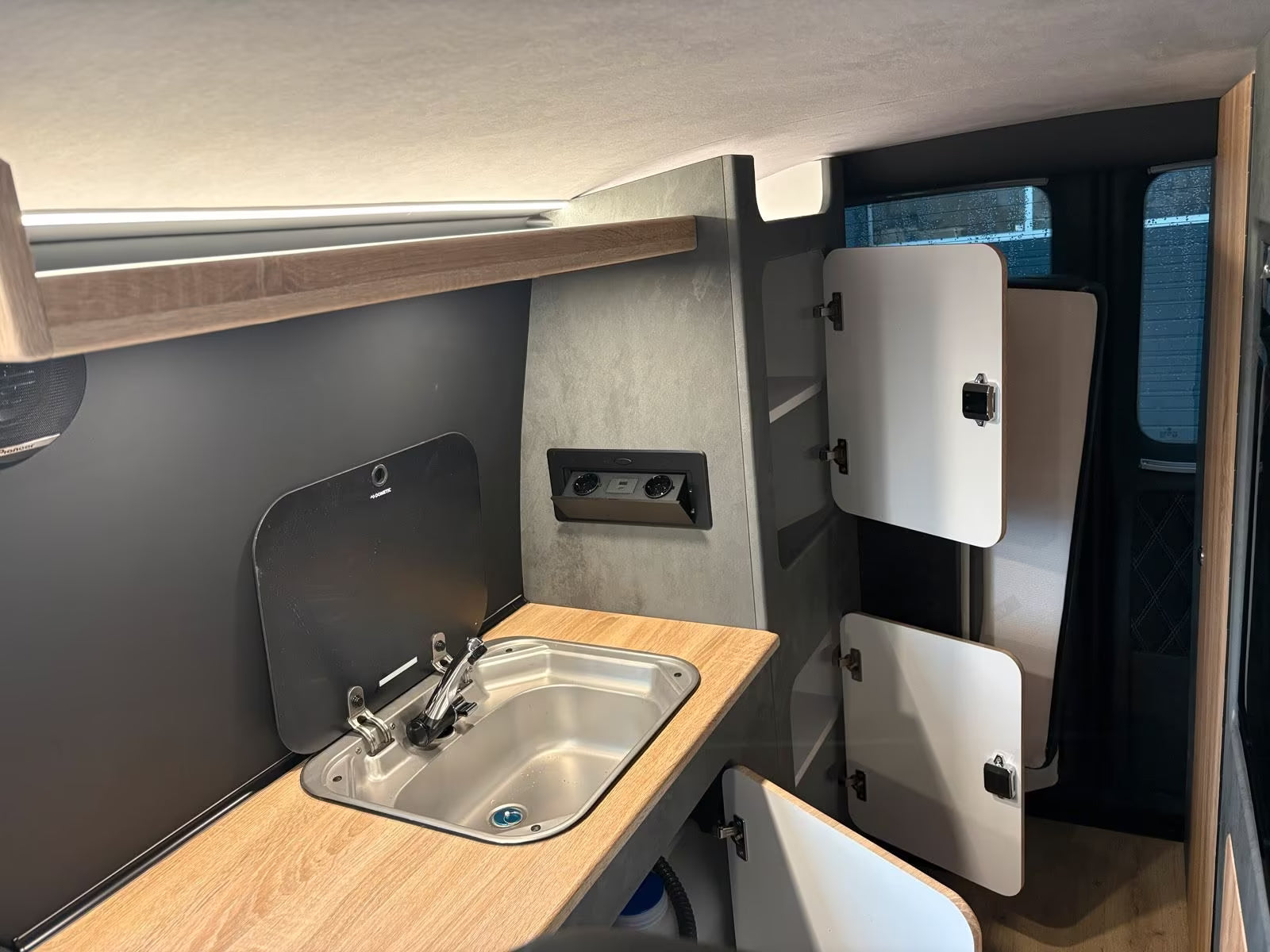 Volkswagen T6 Camper mit WC 2.0 TDI, 150 PS, DSG | VW Bulli Wohmobil Campervan | KM-Stand: 120.000 km, EZ: 04.2017, Grau