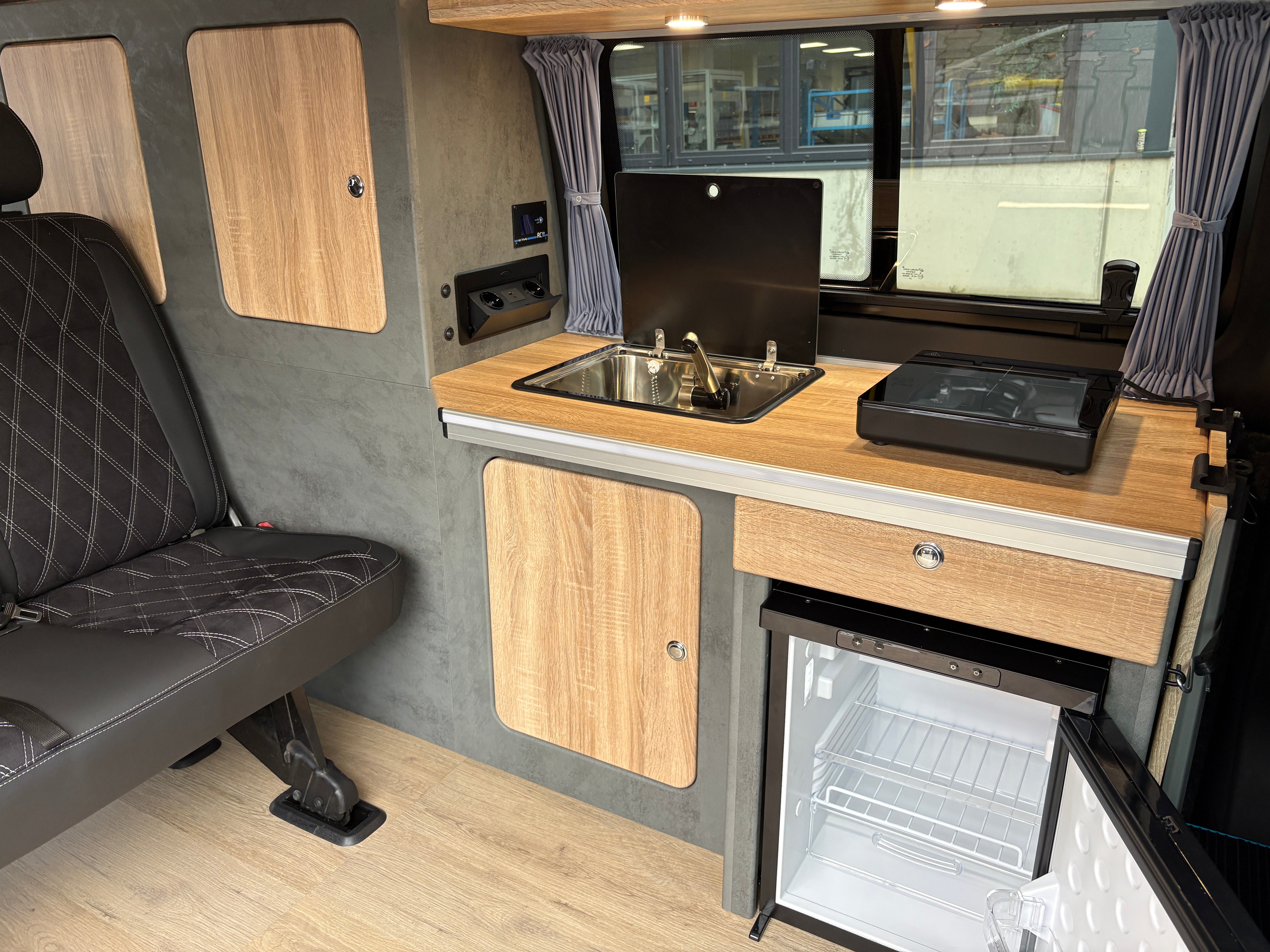 Volkswagen T6.1 Camper 2.0 TDI 110PS unfallfrei | Wohnmobil mit Hubdach Schlafdach, PDC, Anhängerkupplung, Rückfahrkamera | Campervan Umbau 5 Sitzer VW