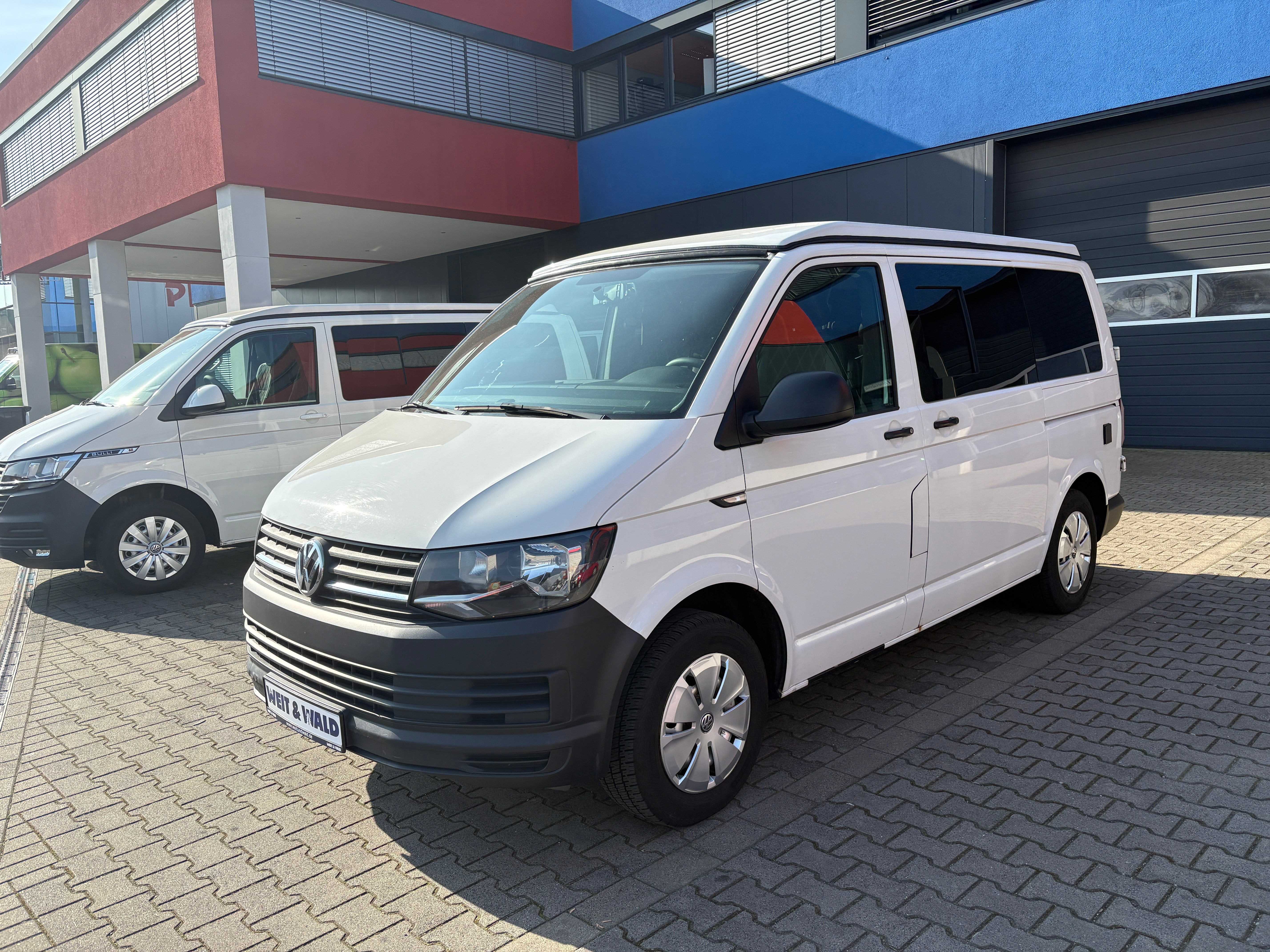 Volkswagen T6 Camper mit Schlafdach 2.0 TDI, 140 PS, DSG | VW Bulli Wohmobil Campervan fertiggestellt – sofort verfügbar | KM-Stand: 193.000 km, EZ: 11.2015, Weiß