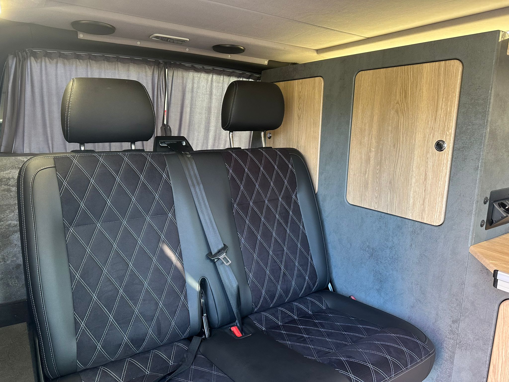 Volkswagen T6 Camper 2.0 TDI 102PS unfallfrei | Wohnmobil mit Hubdach Schlafdach, PDC, Navi, Rückfahrkamera | Campervan Umbau 5 Sitzer | VW
