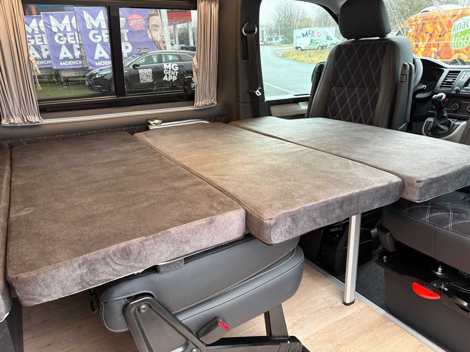 Volkswagen T6 Camper mit WC 2.0 TDI, 150 PS, DSG | VW Bulli Wohmobil Campervan | KM-Stand: 120.000 km, EZ: 04.2017, Grau