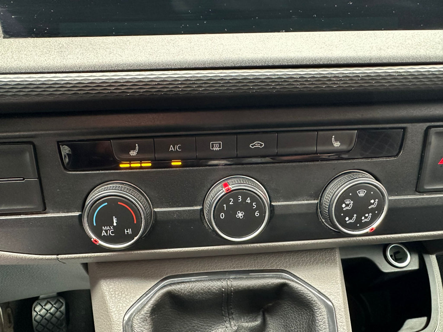 Volkswagen T6.1 Camper 2.0 TDI 150PS unfallfrei | Wohnmobil mit Hubdach Schlafdach, PDC, Navi, Rückfahrkamera | Campervan Umbau 5 Sitzer