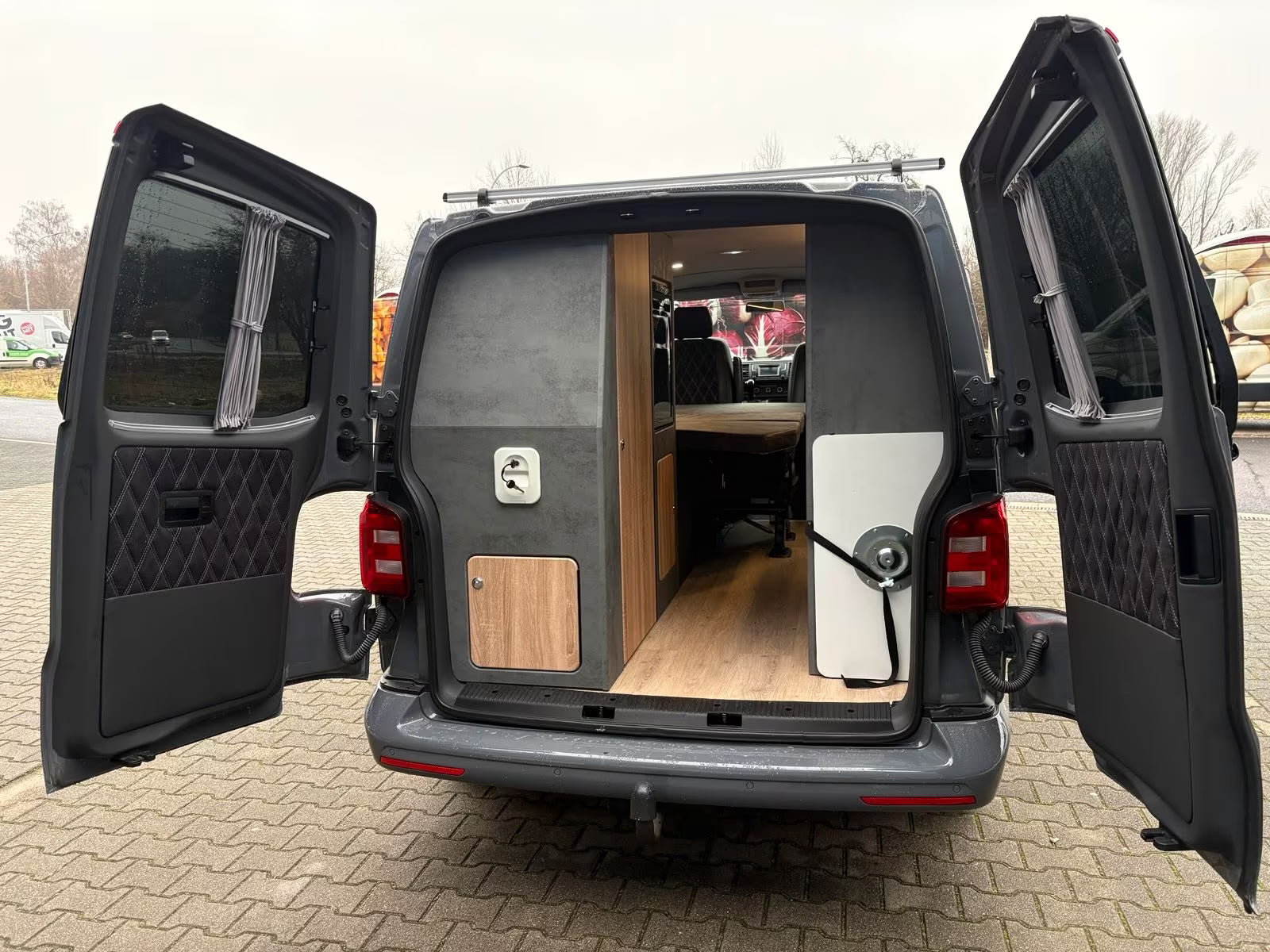 Volkswagen T6 Camper mit WC 2.0 TDI, 150 PS, DSG | VW Bulli Wohmobil Campervan | KM-Stand: 120.000 km, EZ: 04.2017, Grau