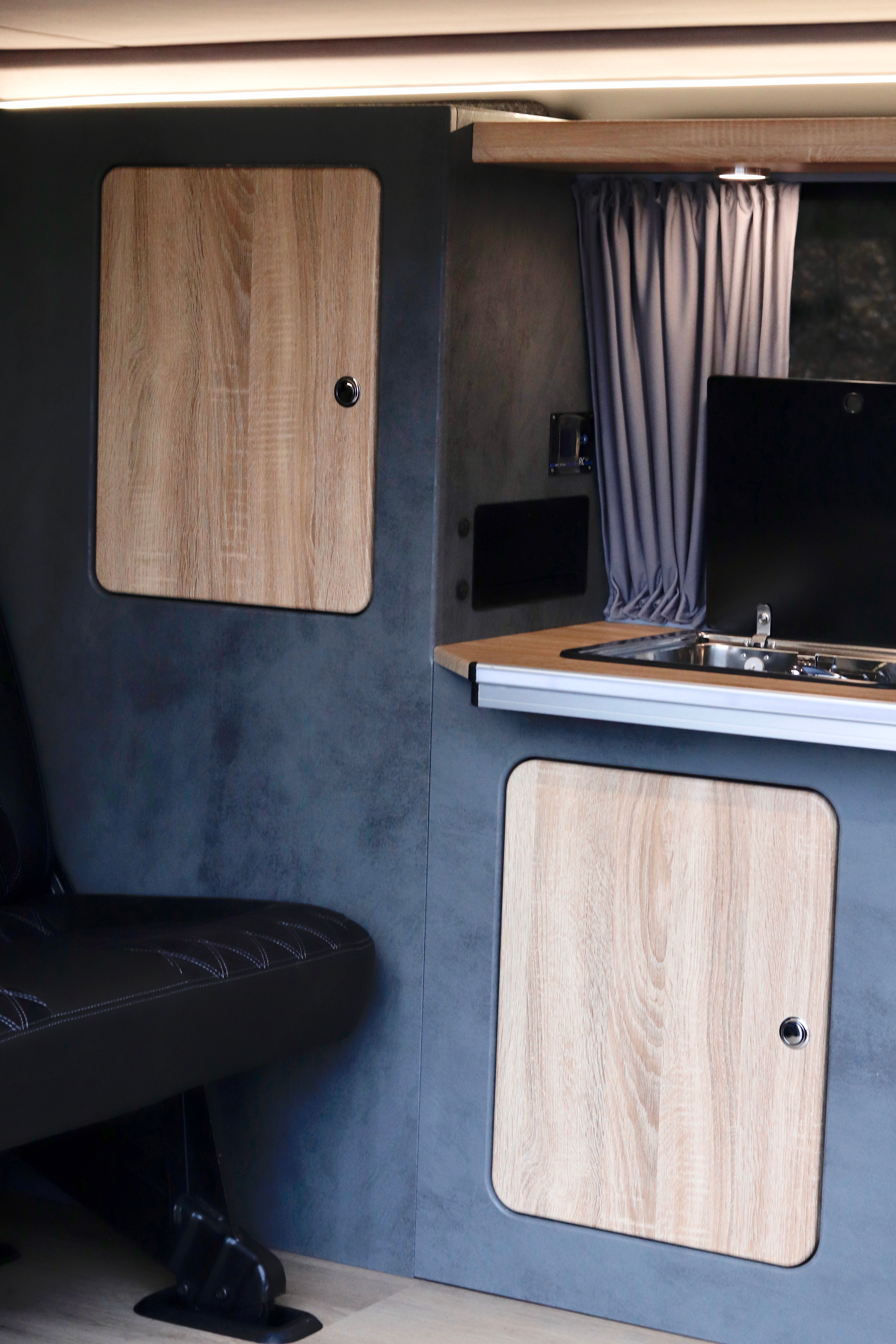 Volkswagen T6.1 Camper 2.0 TDI 150PS unfallfrei | Wohnmobil mit Hubdach Schlafdach, PDC, Anhängerkupplung, Rückfahrkamera | Campervan Umbau 5 Sitzer VW