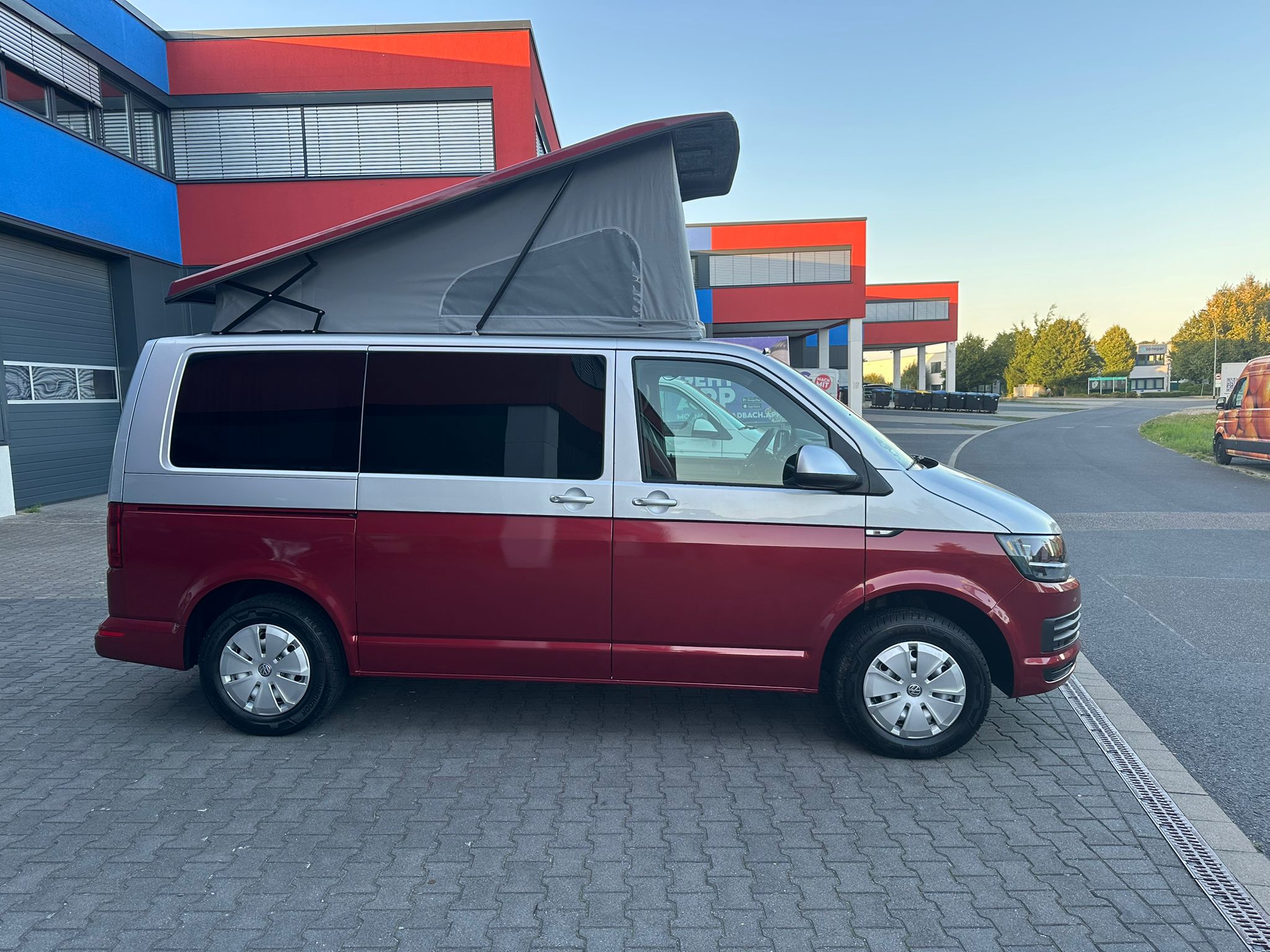 Volkswagen T6 Camper 2.0 TDI 102PS unfallfrei | Wohnmobil mit Hubdach Schlafdach, PDC, Navi, Rückfahrkamera | Campervan Umbau 5 Sitzer | VW