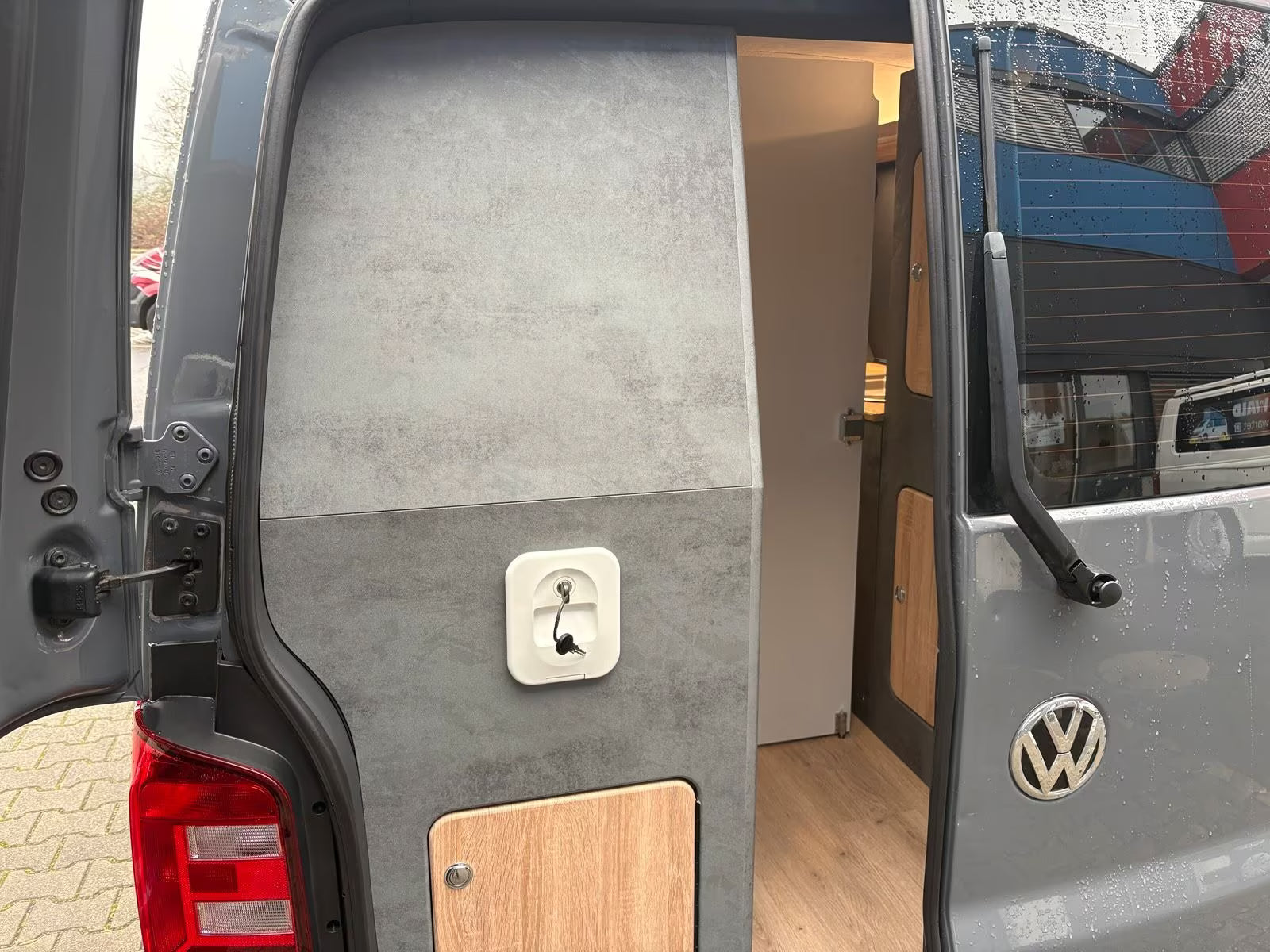 Volkswagen T6 Camper mit WC 2.0 TDI, 150 PS, DSG | VW Bulli Wohmobil Campervan | KM-Stand: 120.000 km, EZ: 04.2017, Grau