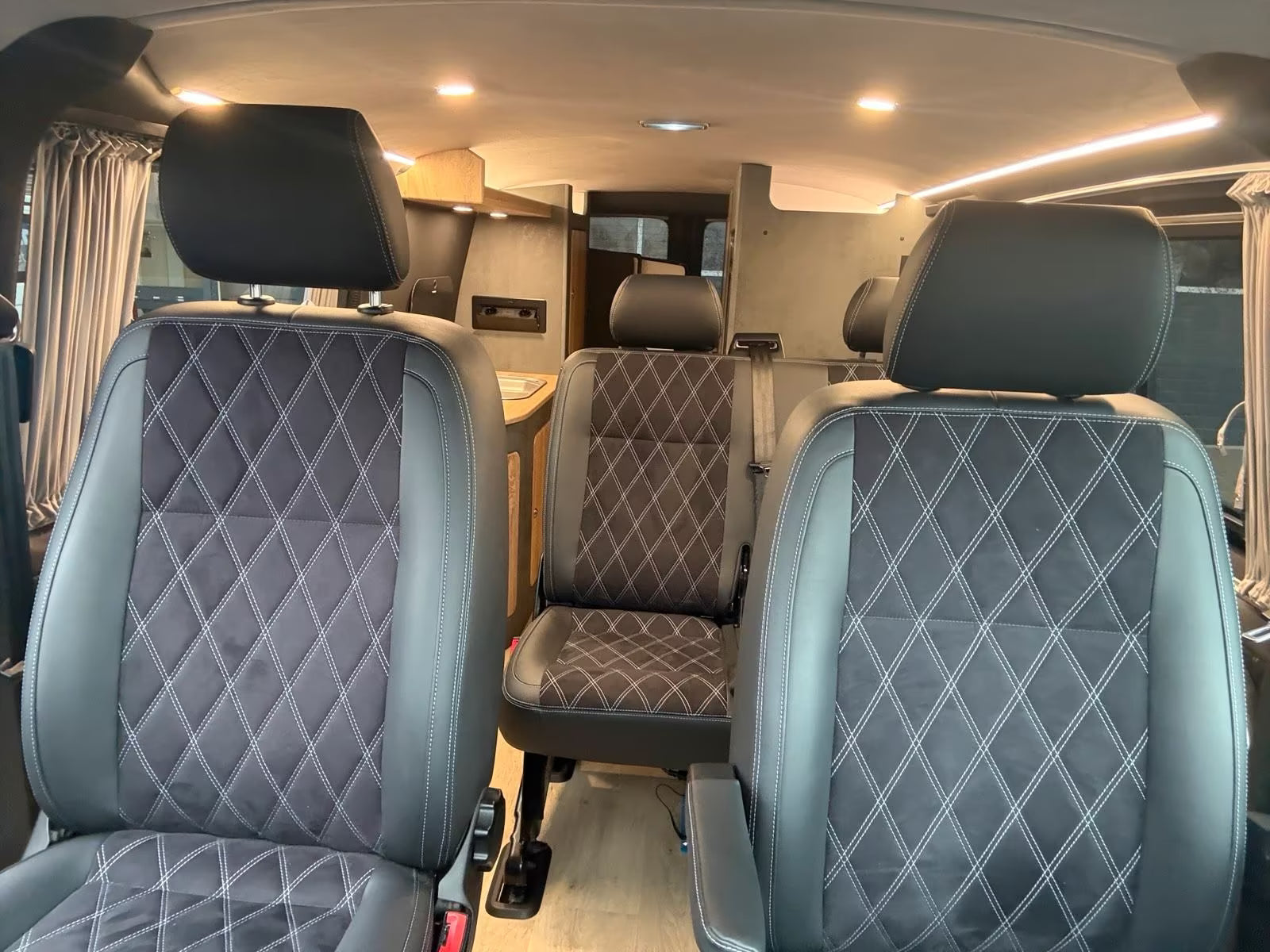 Volkswagen T6 Camper mit WC 2.0 TDI, 150 PS, DSG | VW Bulli Wohmobil Campervan | KM-Stand: 120.000 km, EZ: 04.2017, Grau