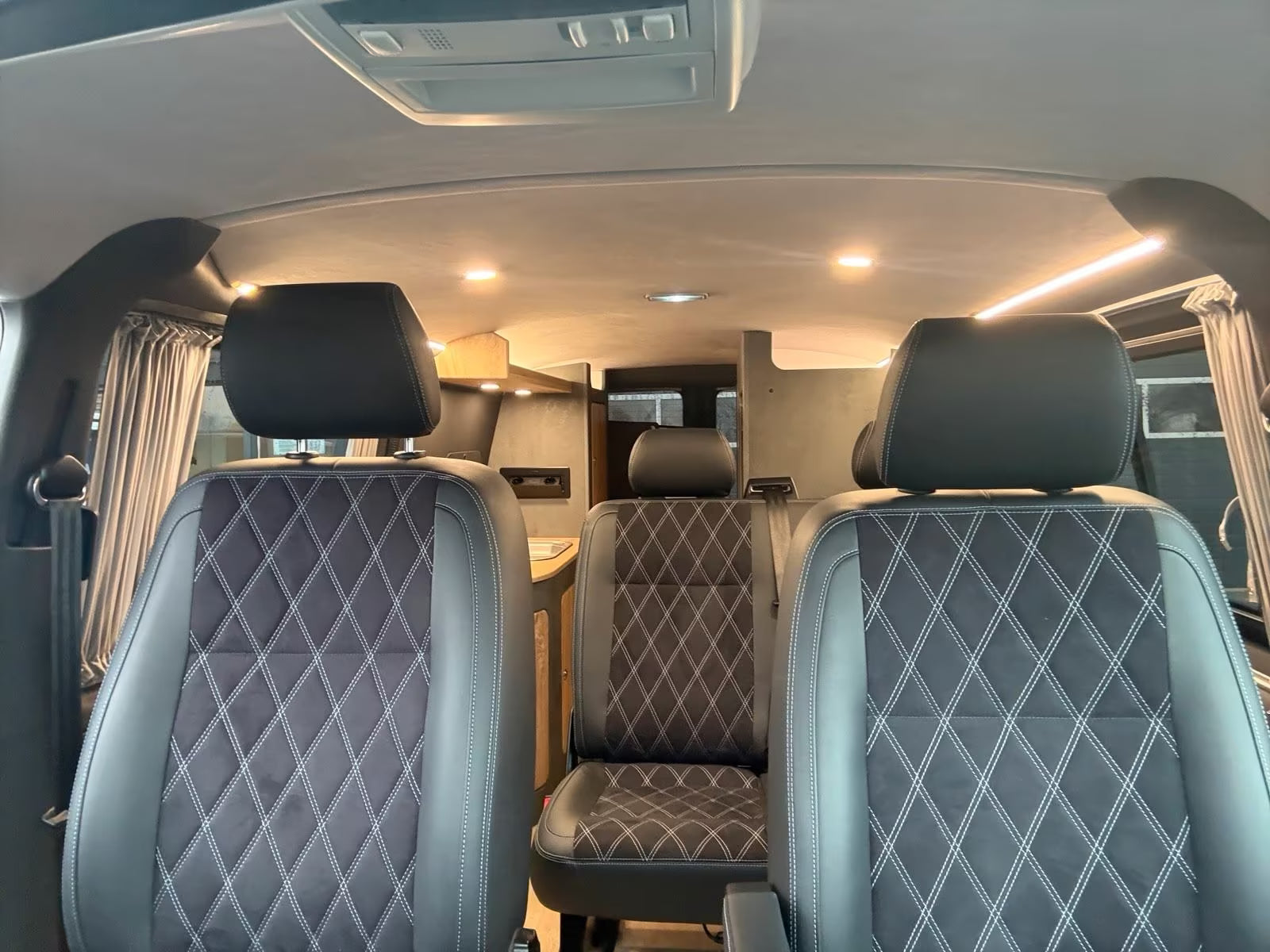 Volkswagen T6 Camper mit WC 2.0 TDI, 150 PS, DSG | VW Bulli Wohmobil Campervan | KM-Stand: 120.000 km, EZ: 04.2017, Grau