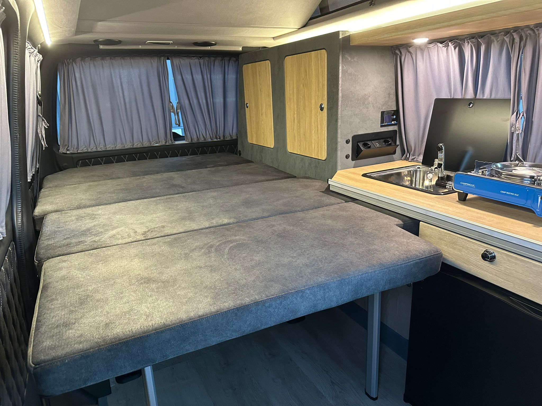 Volkswagen T6 Camper 2.0 TDI 102PS unfallfrei | Wohnmobil mit Hubdach Schlafdach, PDC, Navi, Rückfahrkamera | Campervan Umbau 5 Sitzer | VW