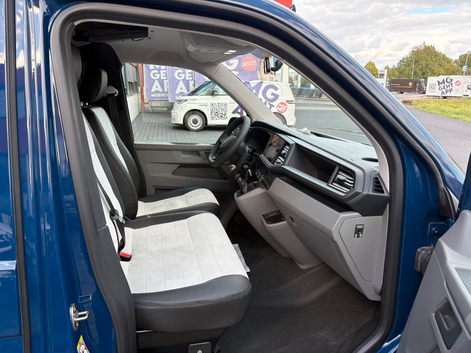 Volkswagen T6.1 Camper 2.0 TDI 110PS unfallfrei | Wohnmobil mit Hubdach Schlafdach, PDC, Navi, Rückfahrkamera | Campervan Umbau 5 Sitzer