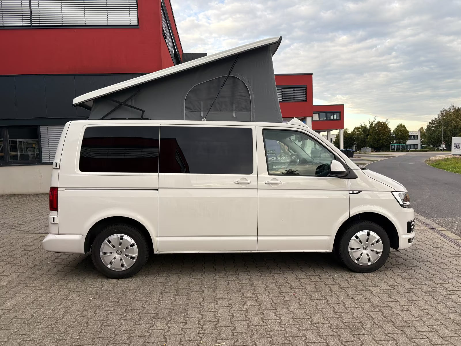 Volkswagen T6 Camper 2.0 TDI 150PS Schaltgetriebe unfallfrei | Wohnmobil mit Hubdach Schlafdach, Rückfahrkamera mit PDC | Campervan Umbau 5 Sitzer | VW Bulli