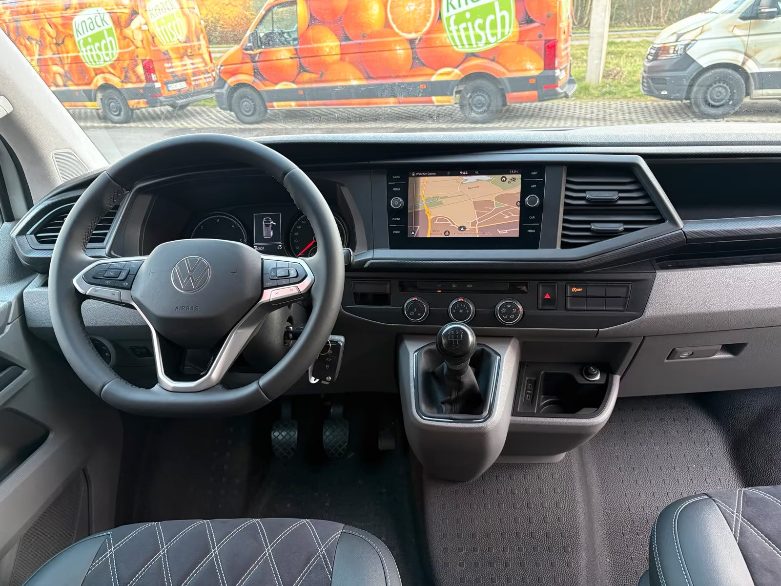 Volkswagen T6.1 Camper mit Schlafdach 2.0 TDI, 110 PS | VW Bulli Wohmobil Campervan fertiggestellt – sofort verfügbar | KM-Stand: 151.000 km, EZ: 04.2021, Weiß