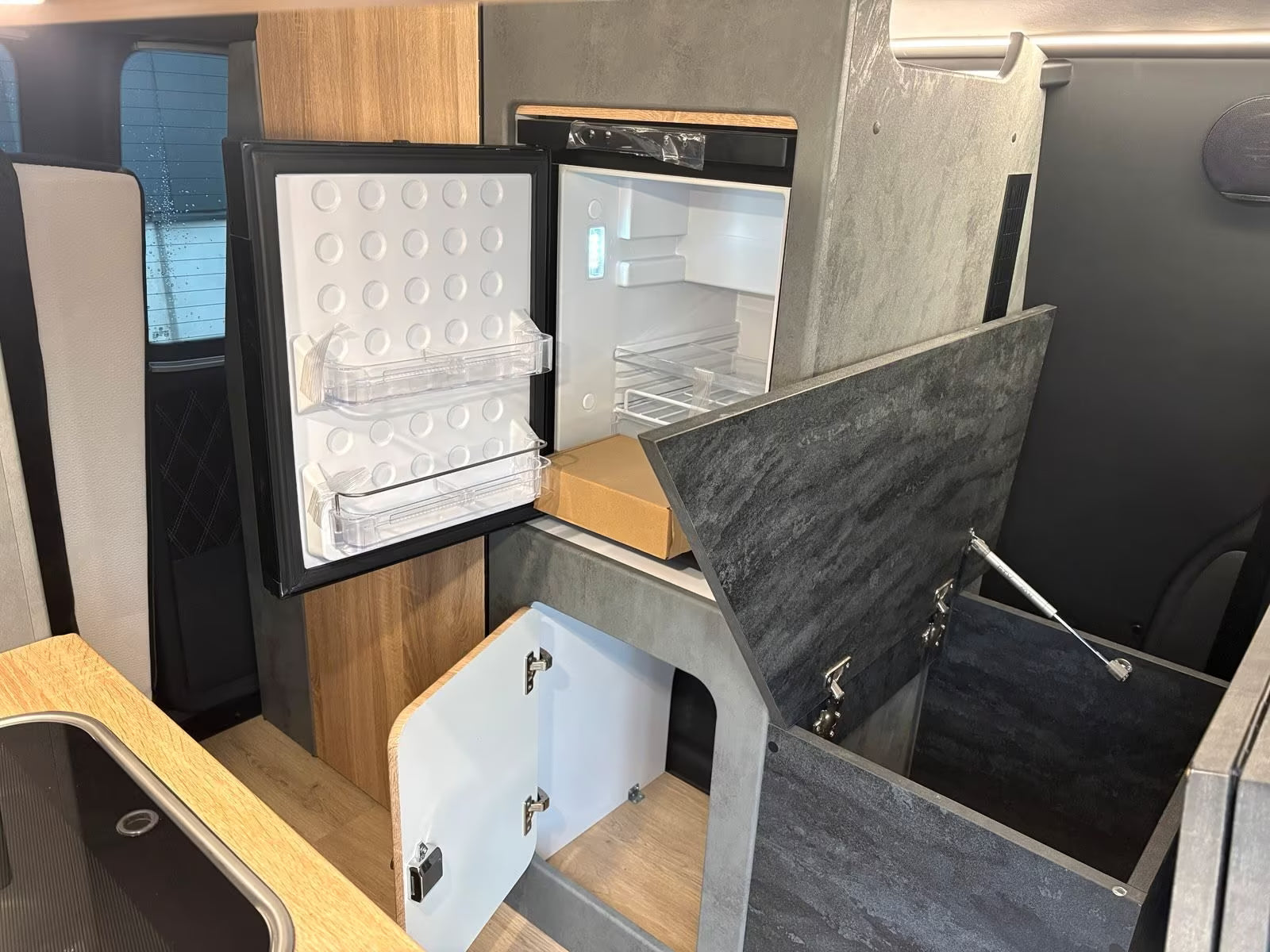 Volkswagen T6 Camper mit WC 2.0 TDI, 150 PS, DSG | VW Bulli Wohmobil Campervan | KM-Stand: 120.000 km, EZ: 04.2017, Grau