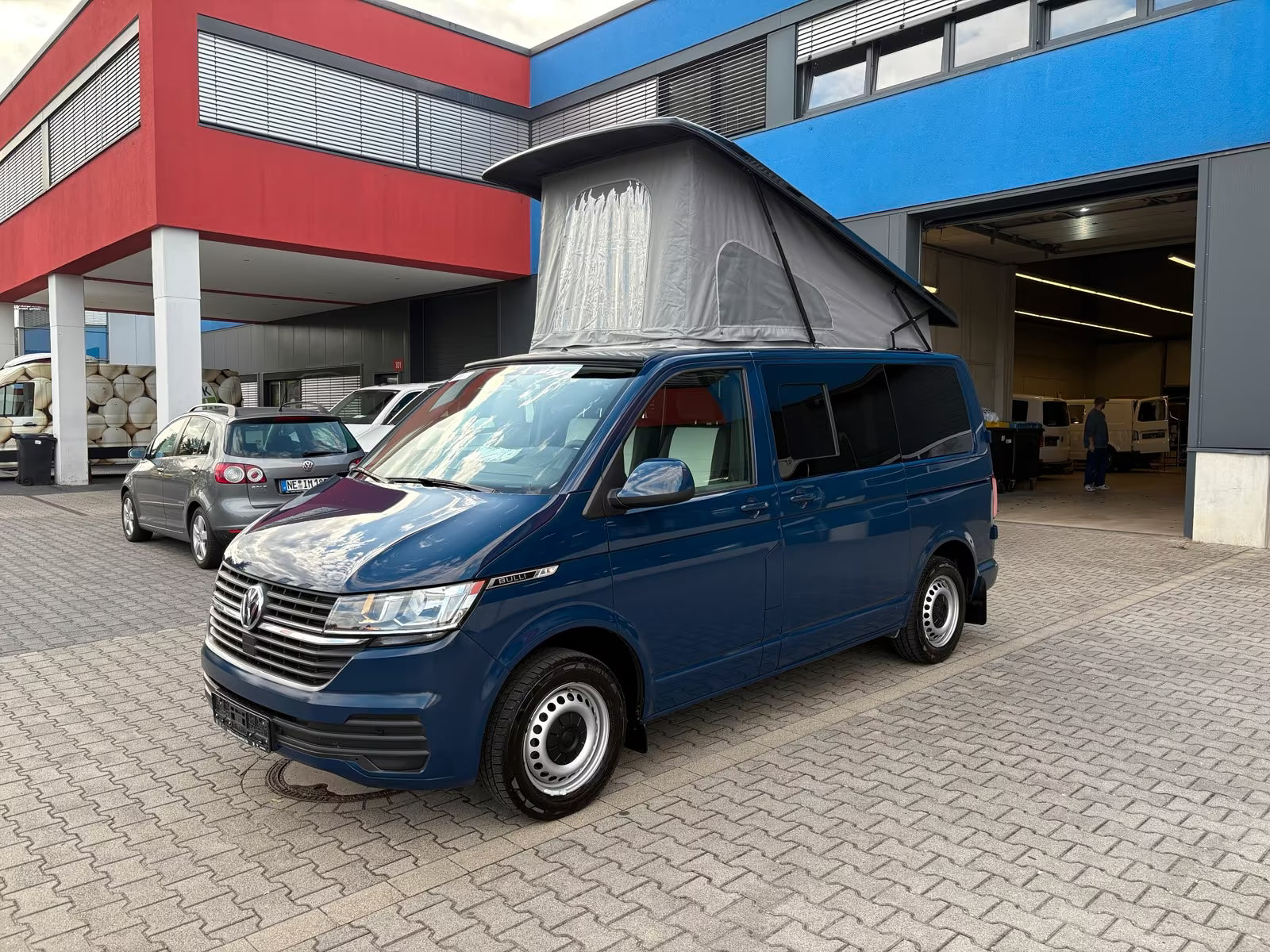 Volkswagen T6.1 Camper 2.0 TDI 110PS unfallfrei | Wohnmobil mit Hubdach Schlafdach, PDC, Navi, Rückfahrkamera | Campervan Umbau 5 Sitzer