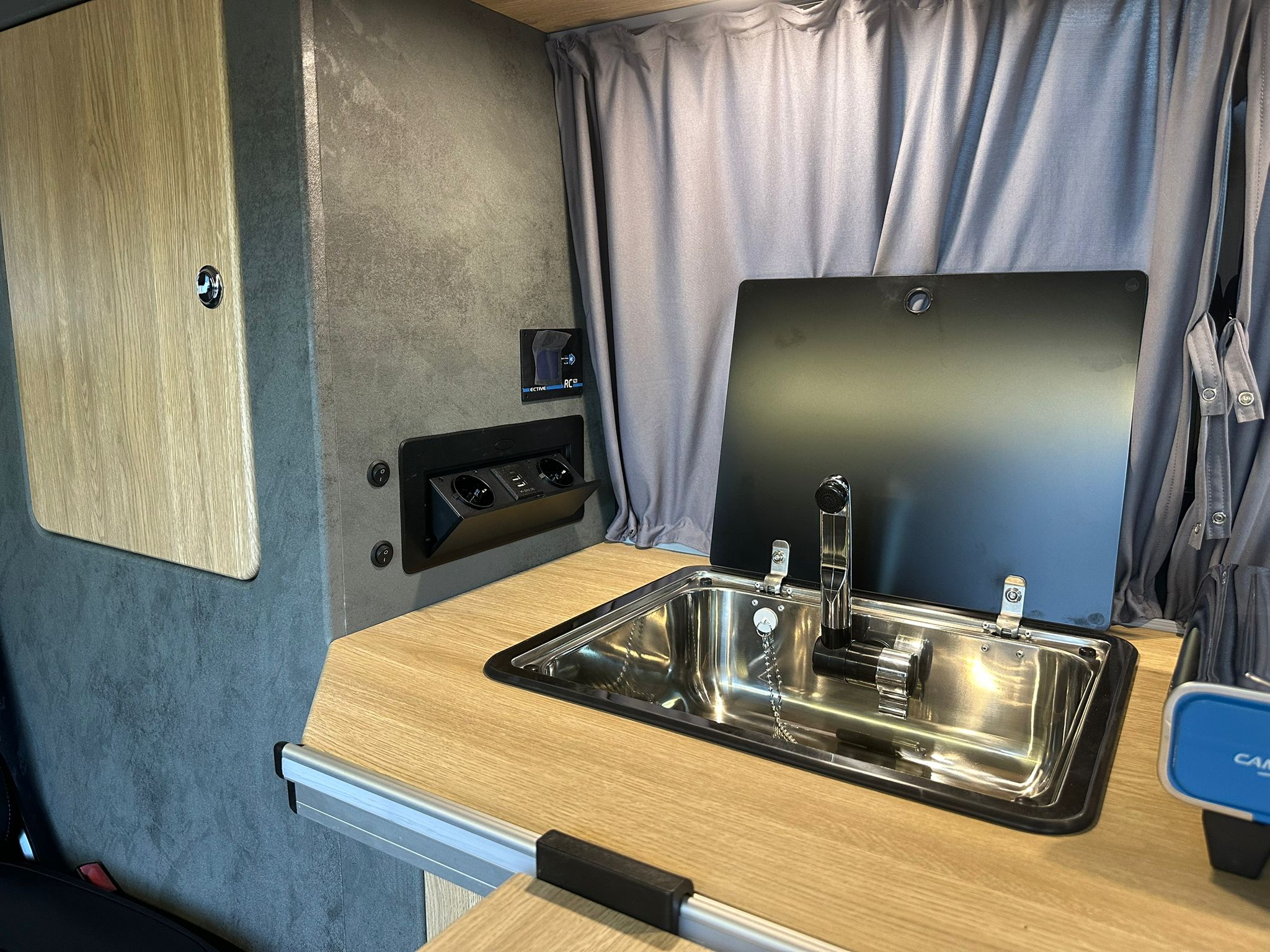 Volkswagen T6 Camper 2.0 TDI 102PS unfallfrei | Wohnmobil mit Hubdach Schlafdach, PDC, Navi, Rückfahrkamera | Campervan Umbau 5 Sitzer | VW