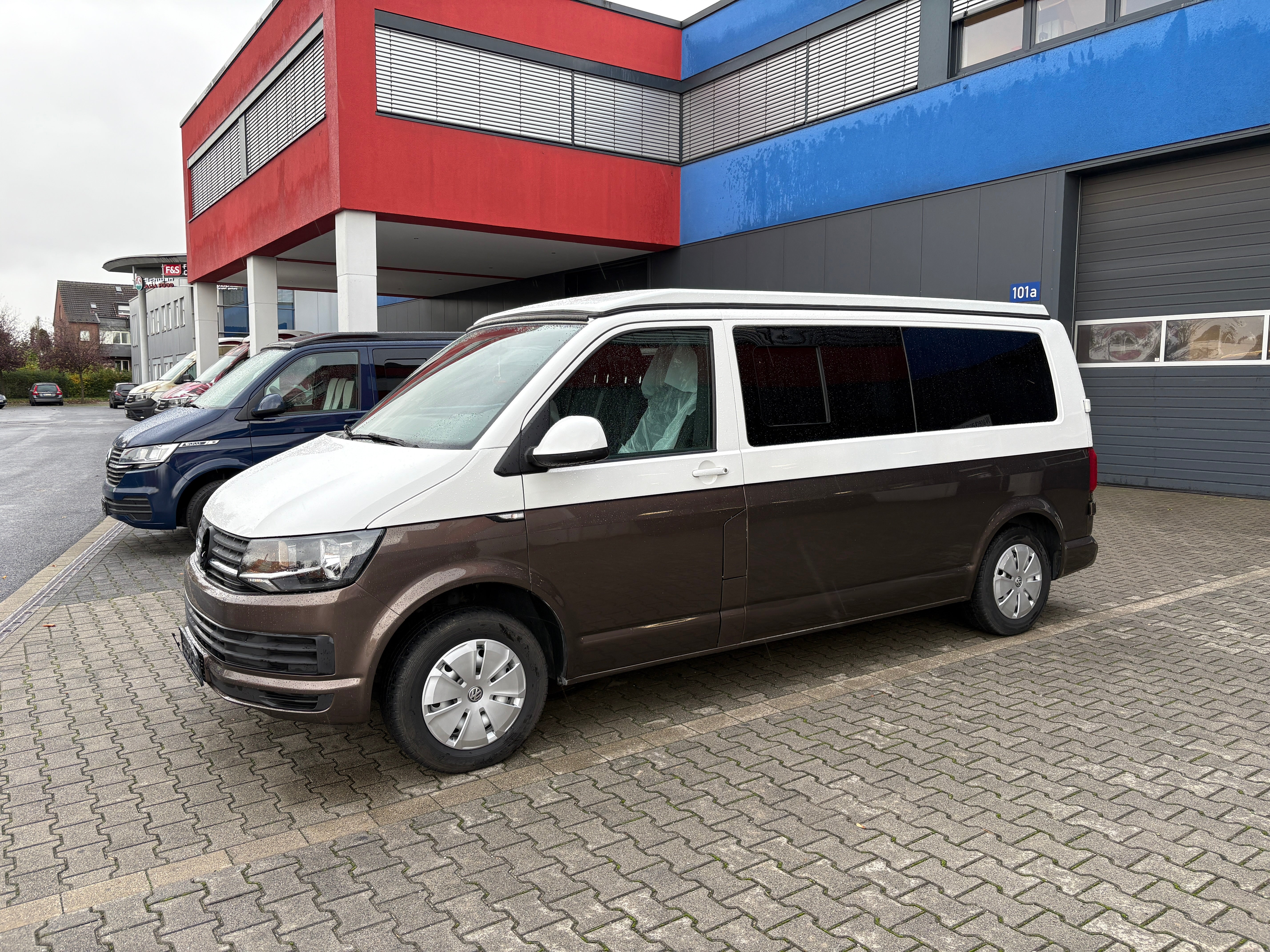 T6 Camper mit Toilette 2.0 TDI 102PS unfallfrei | Wohnmobil mit Hubdach Schlafdach, Zweifarbig, PDC, Rückfahrkamera | Campervan Umbau 5 Sitzer