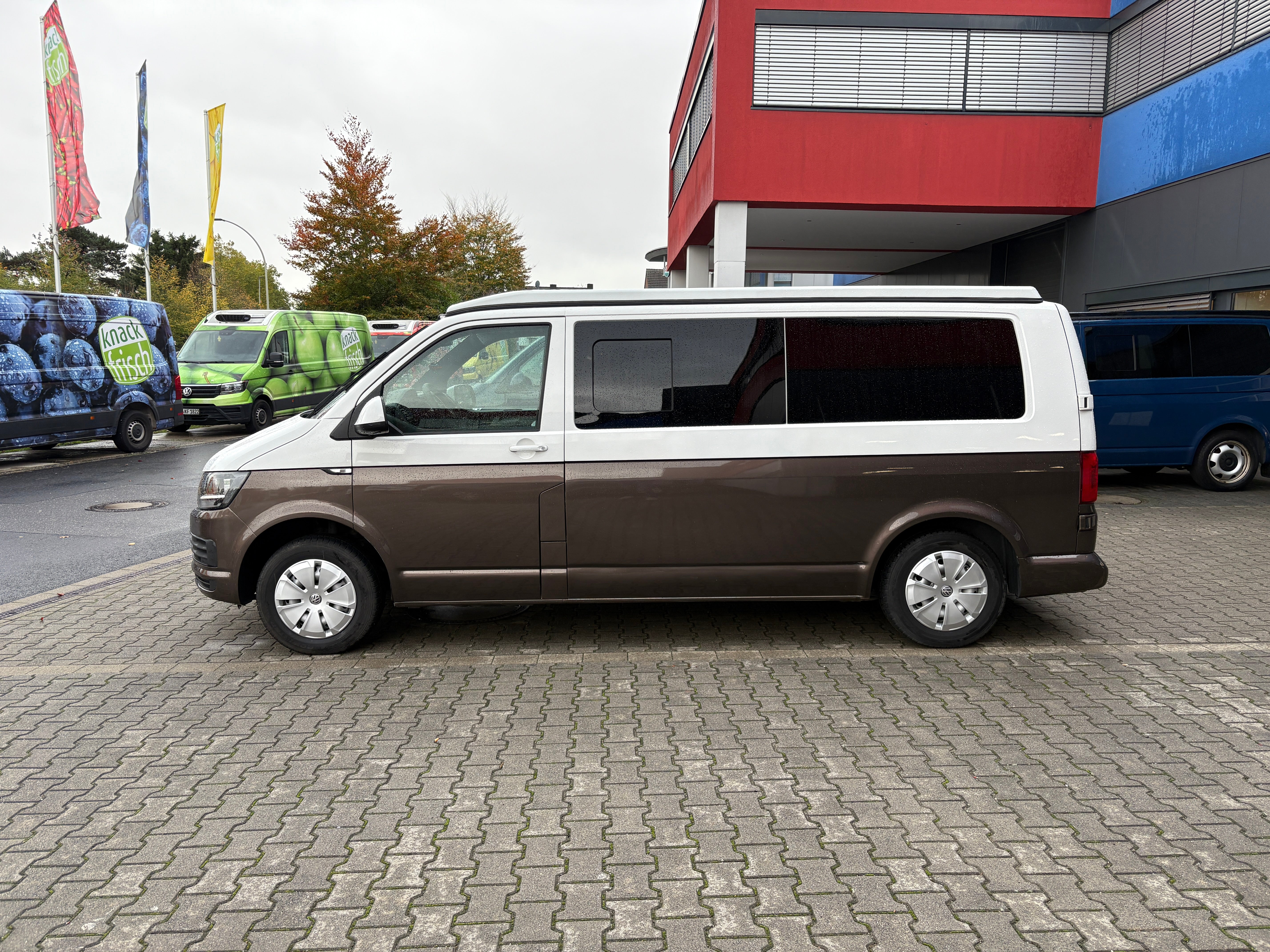 T6 Camper mit Toilette 2.0 TDI 102PS unfallfrei | Wohnmobil mit Hubdach Schlafdach, Zweifarbig, PDC, Rückfahrkamera | Campervan Umbau 5 Sitzer